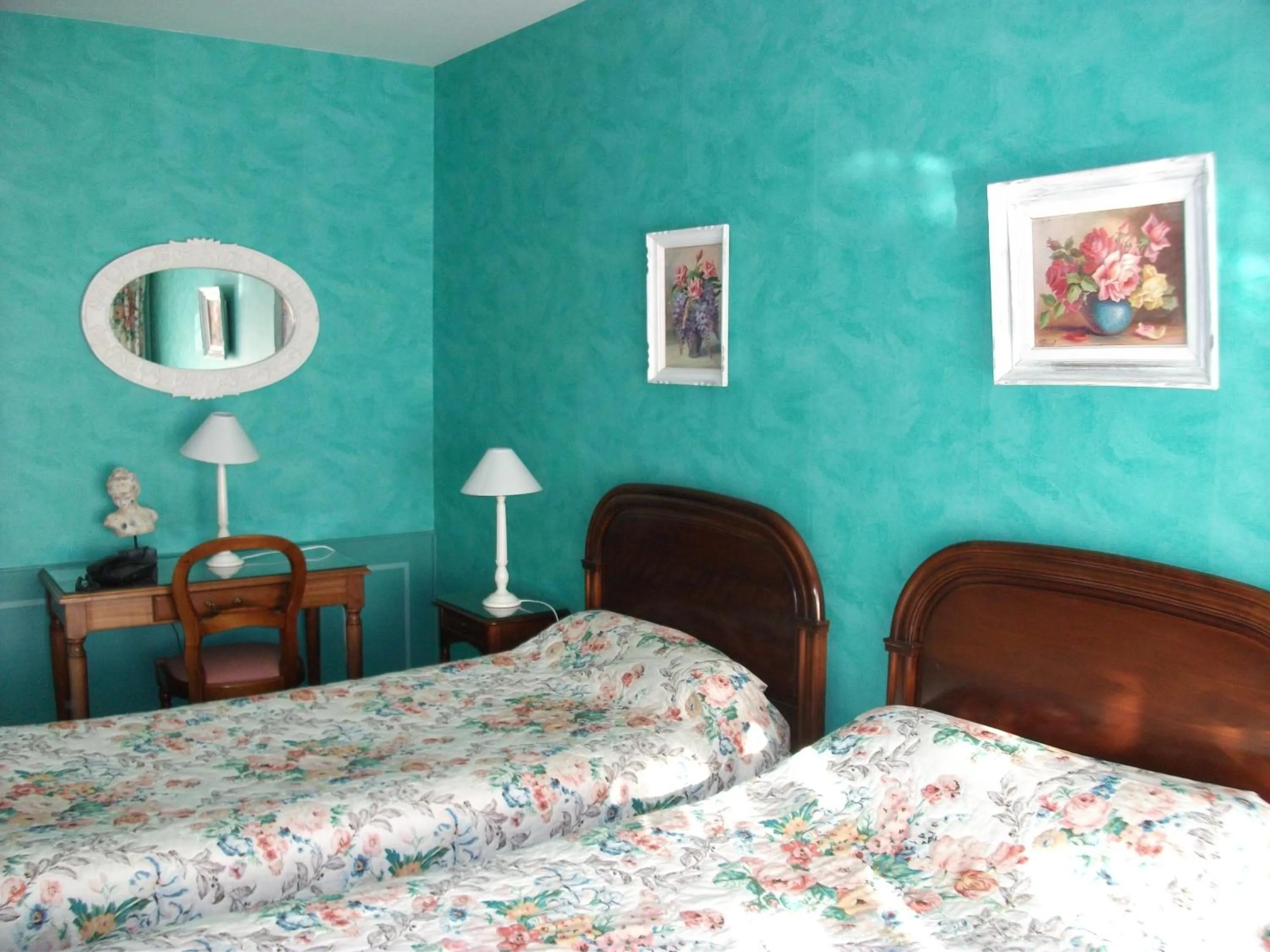 Photo of the whole room, Bed in Auberge De La Madone