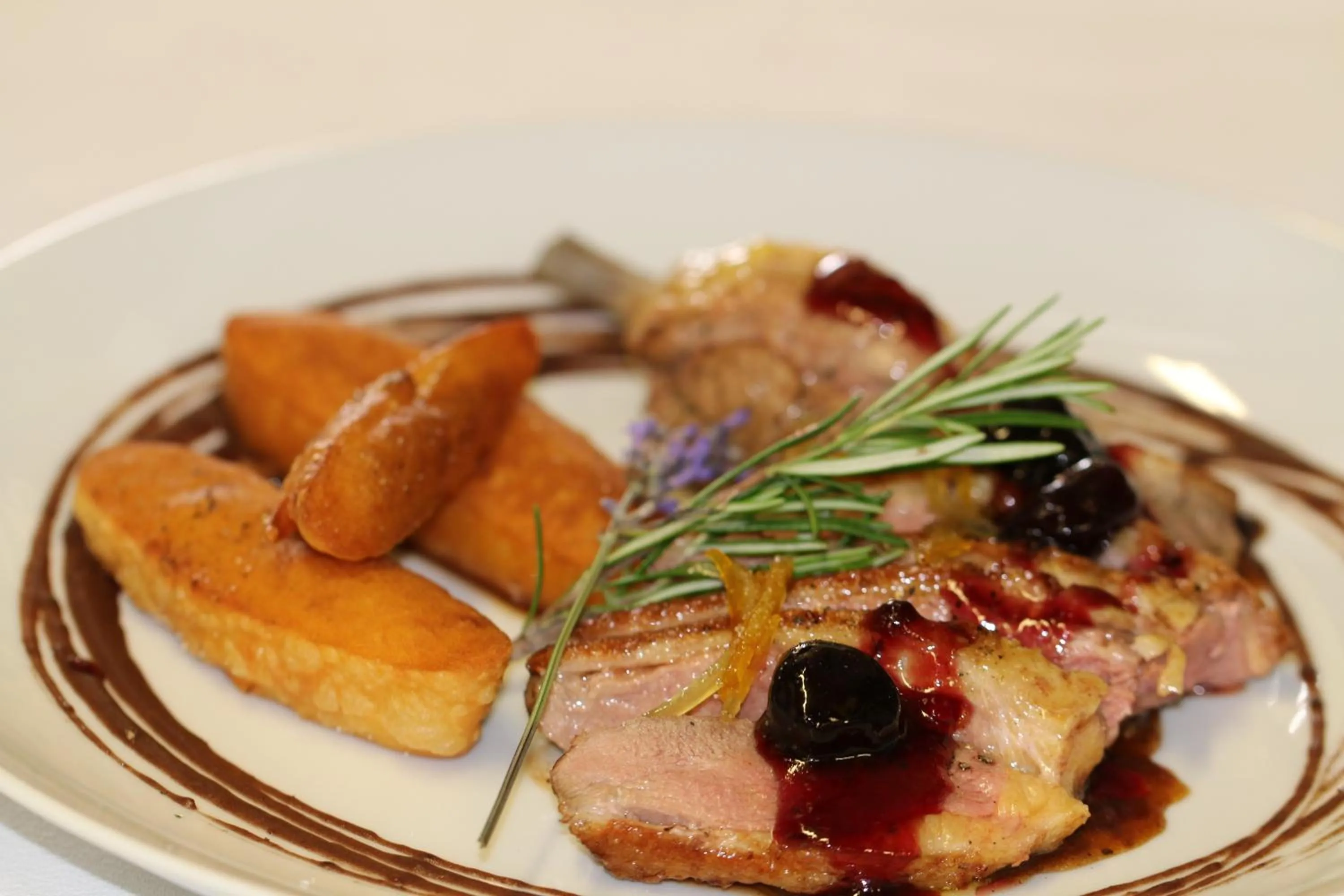 Restaurant/places to eat in Auberge De La Madone