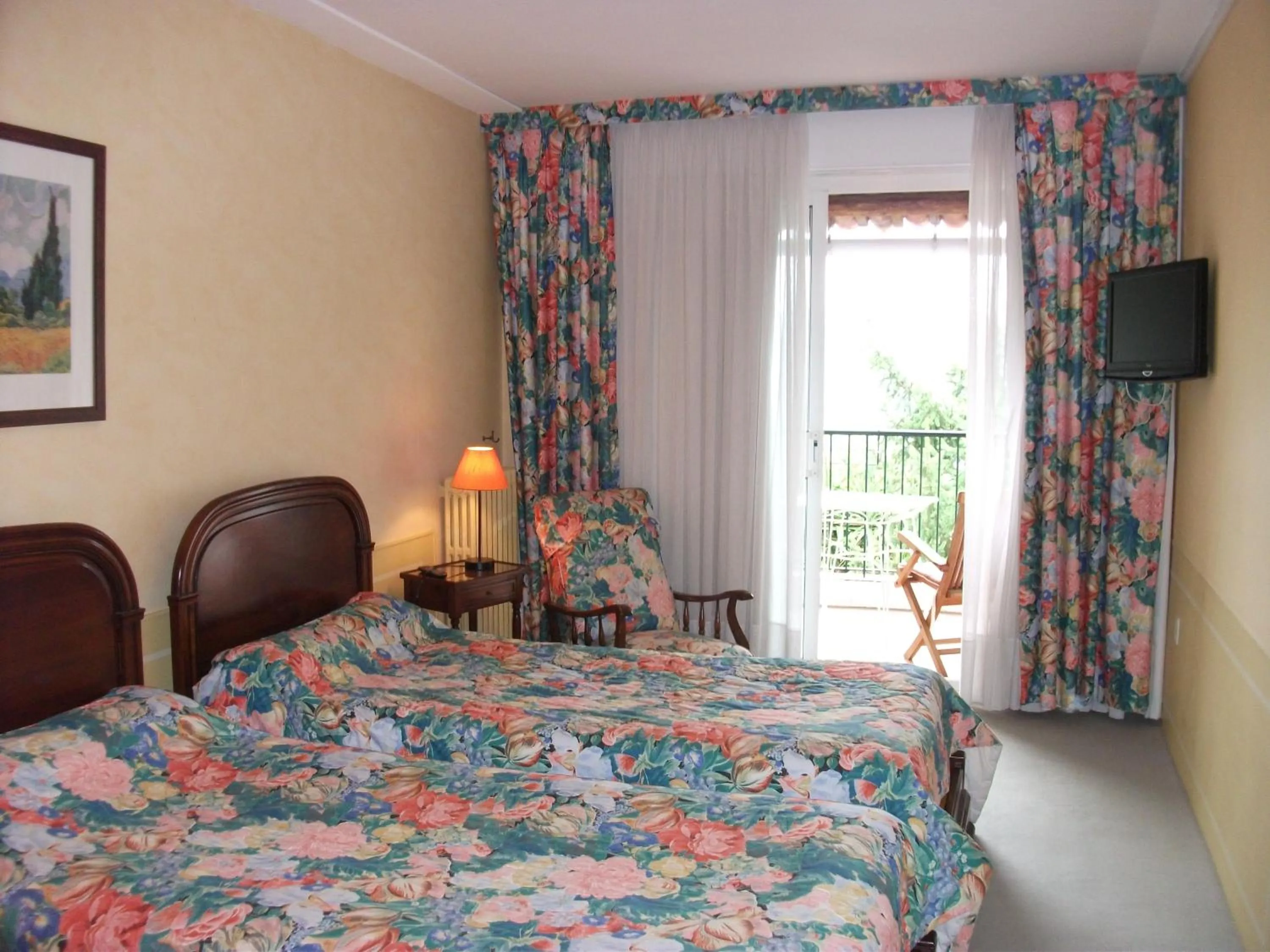 Photo of the whole room, Bed in Auberge De La Madone