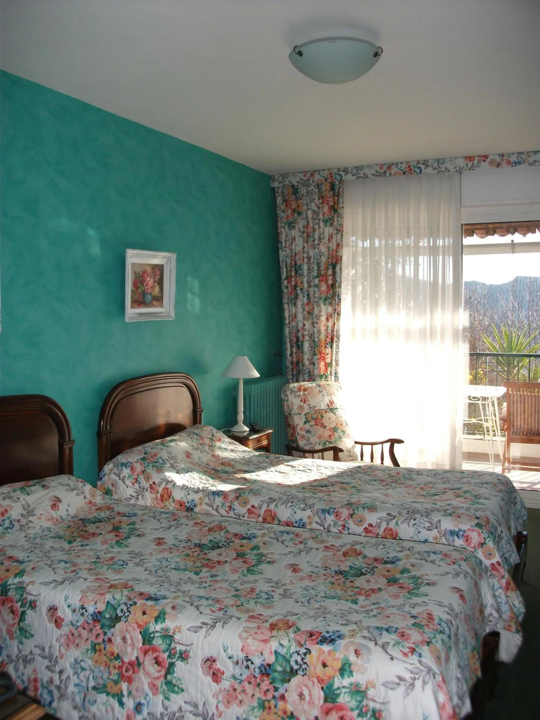 Photo of the whole room, Bed in Auberge De La Madone