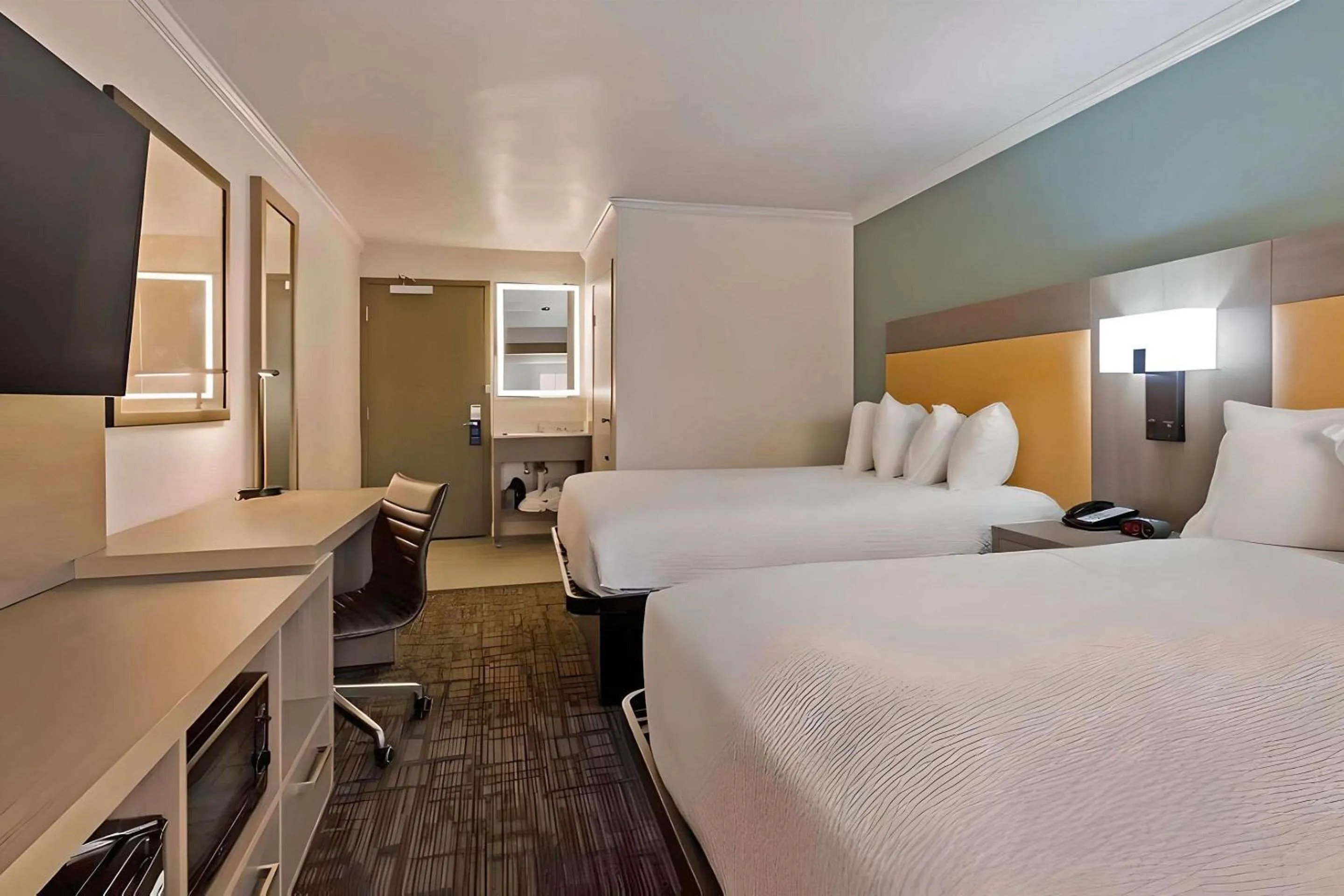 Bedroom, Bed in Comfort Inn Hayward - Oakland South