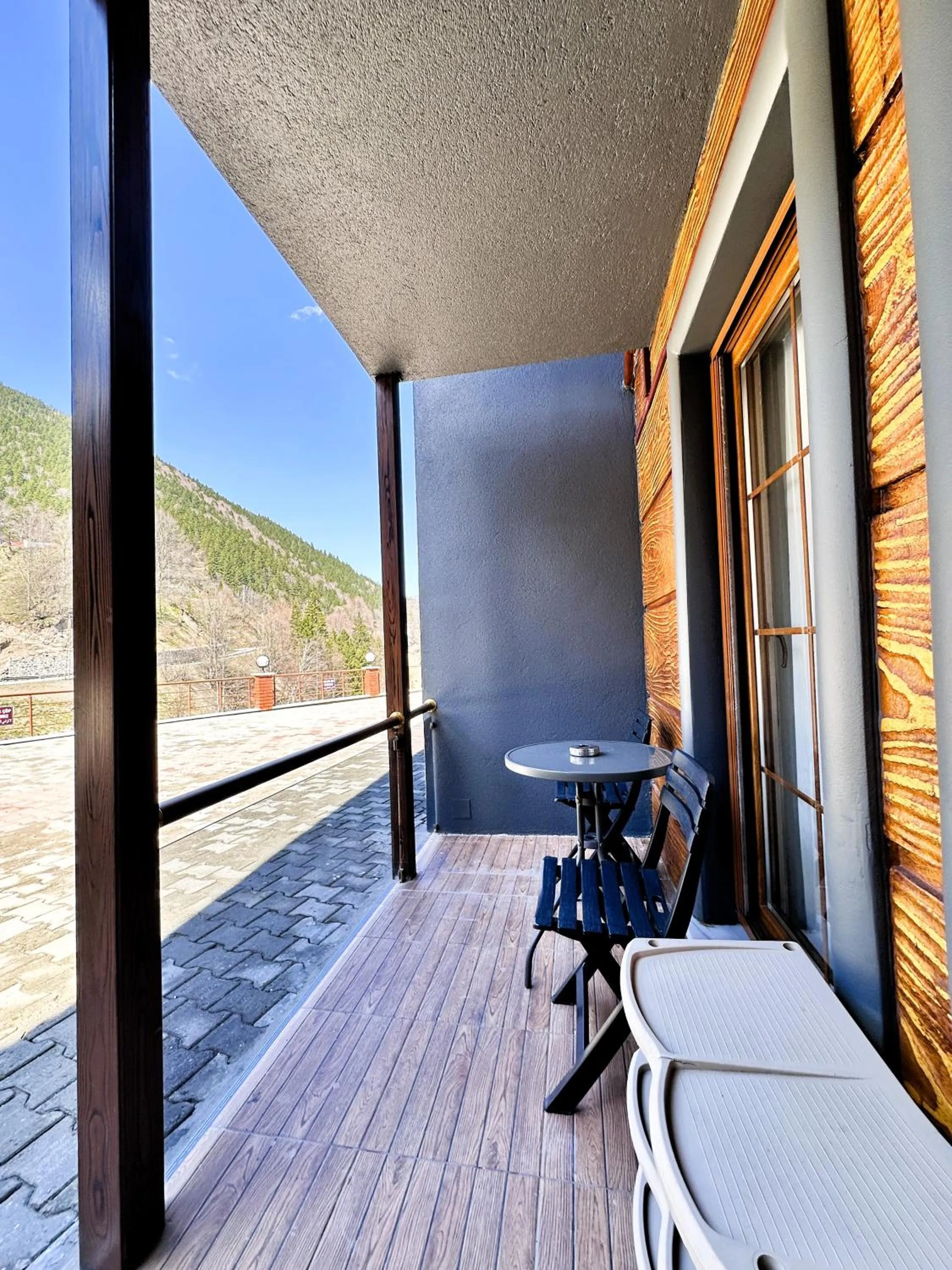 Patio in Green Cinar Apart