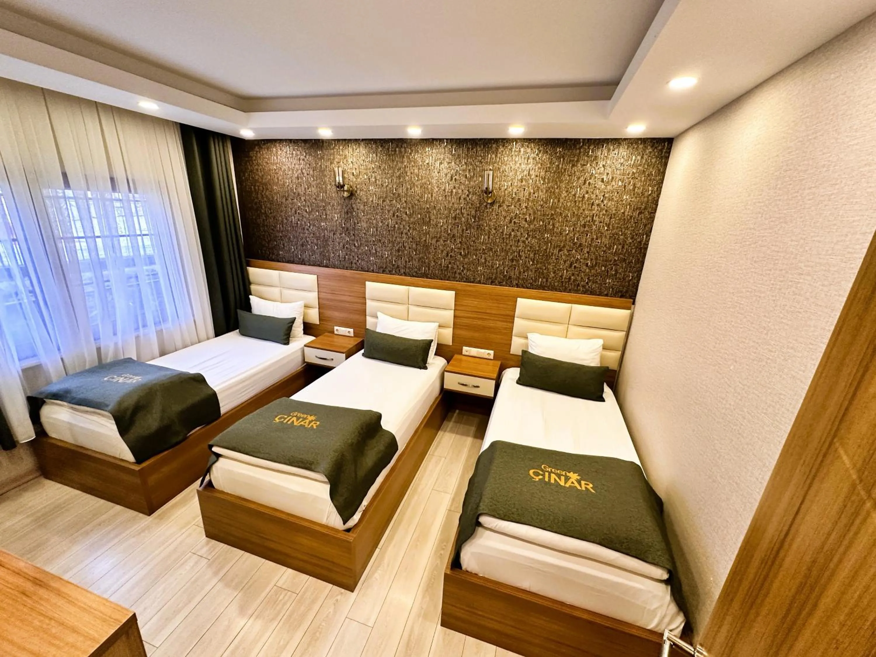 Photo of the whole room, Bed in Green Cinar Apart