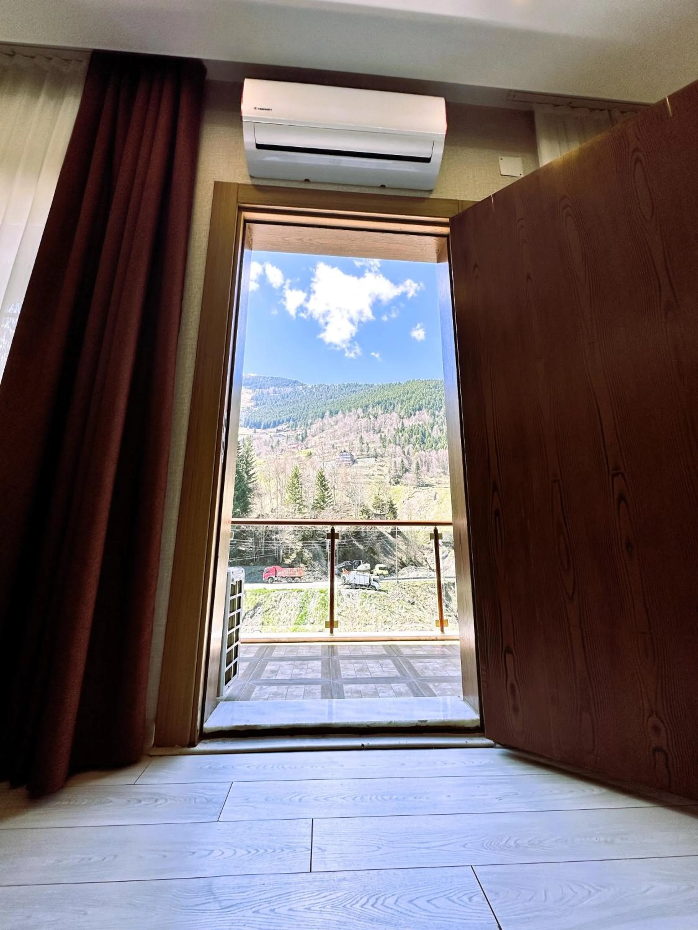 Day in Green Cinar Apart