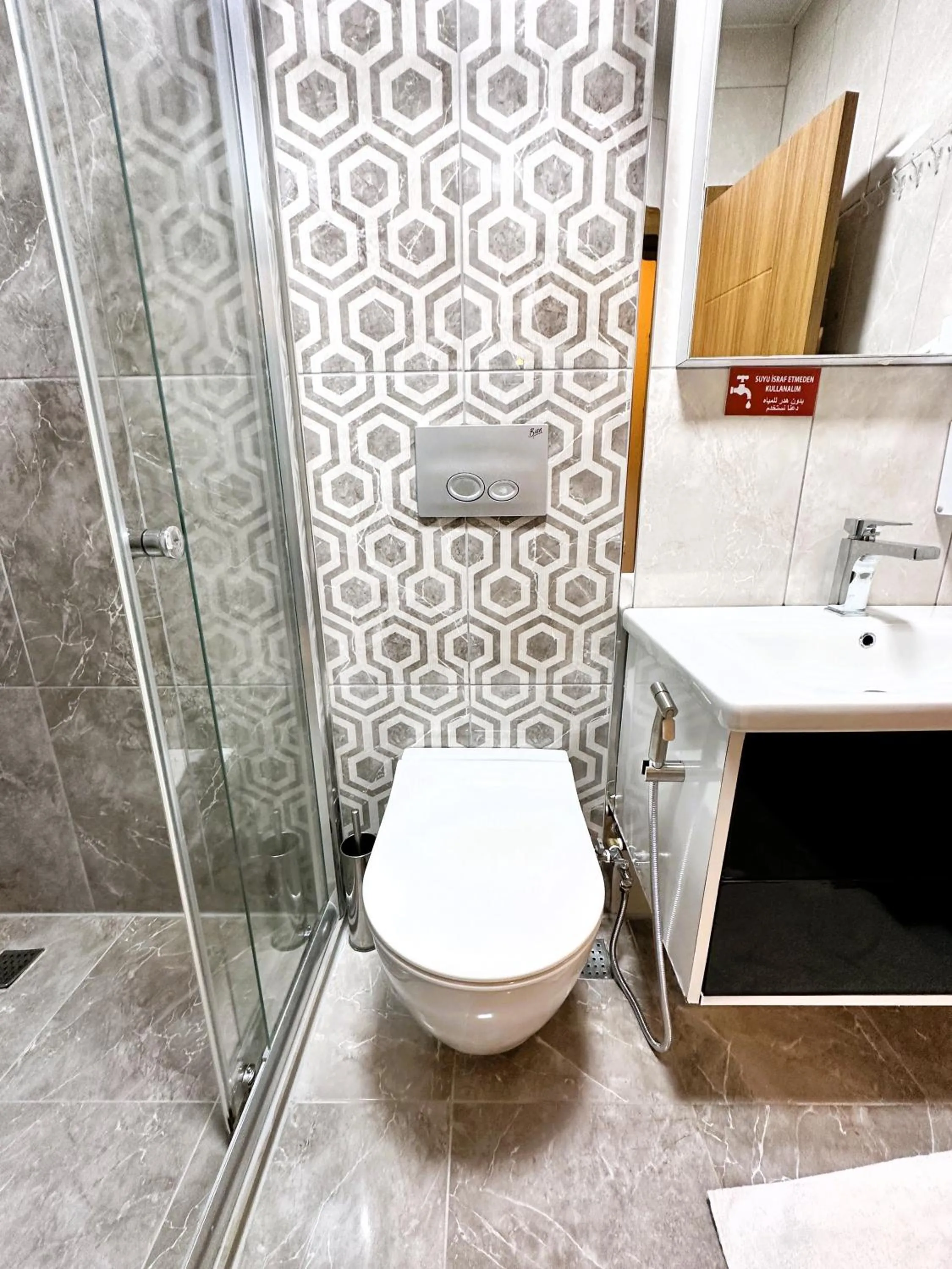 Shower in Green Cinar Apart