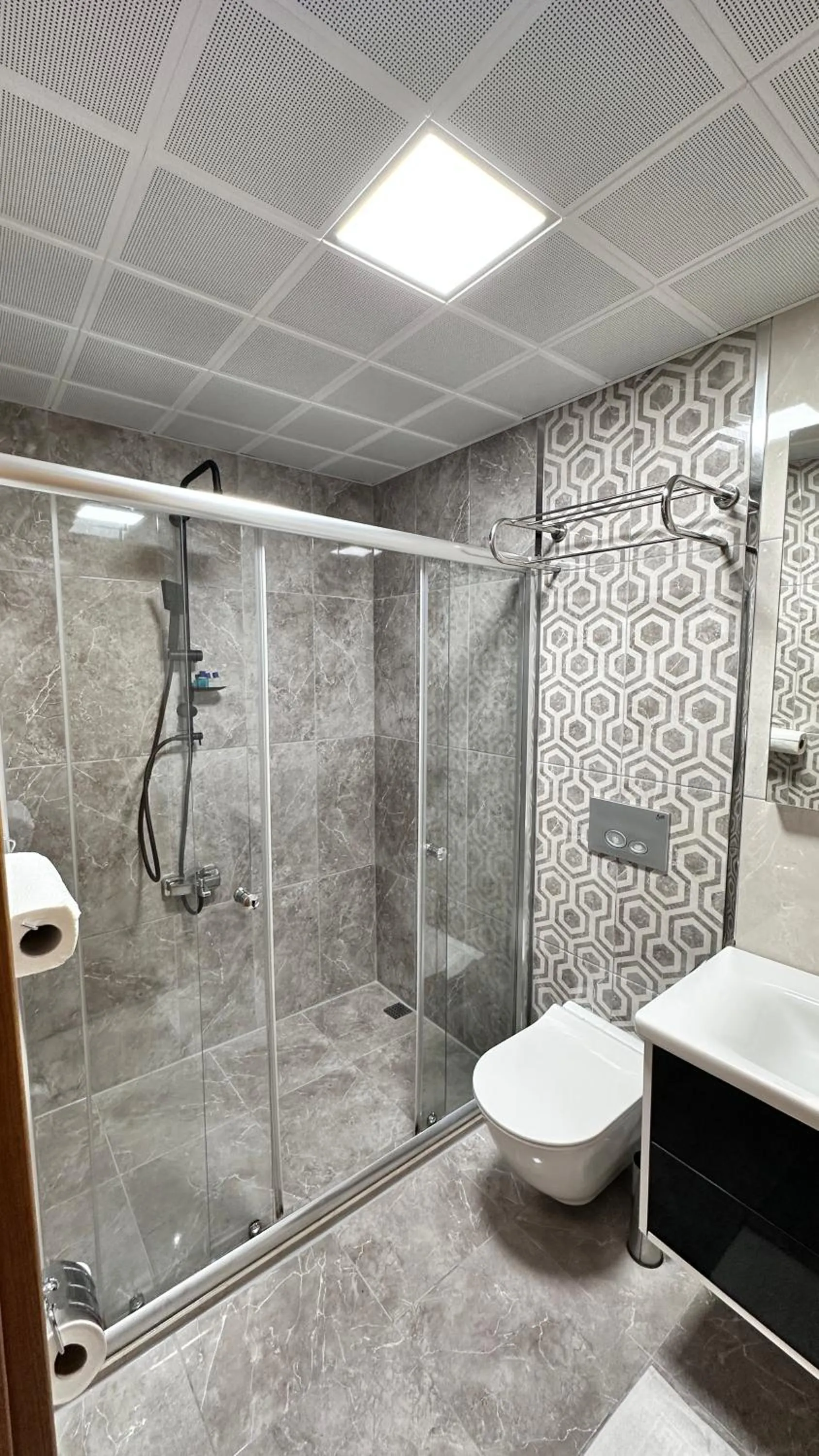 Shower in Green Cinar Apart