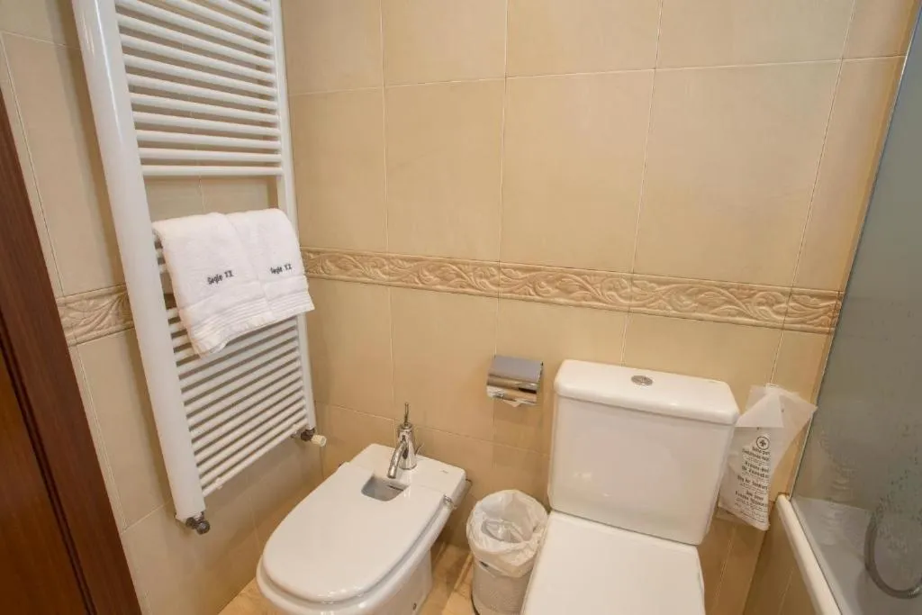 Bathroom in Hotel Segle XX