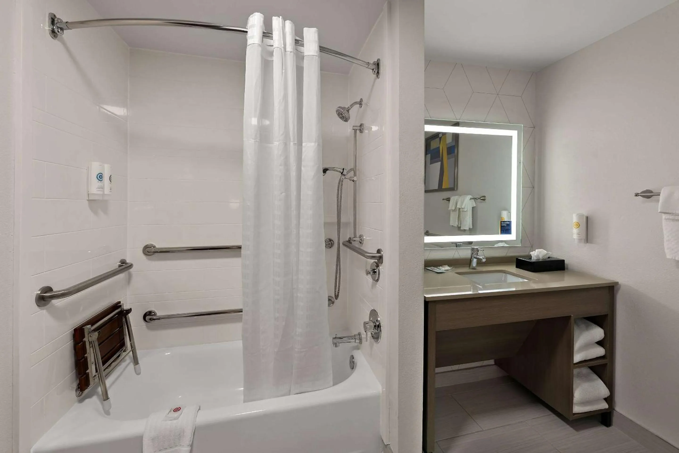 Bedroom in Comfort Suites Columbus East Broad