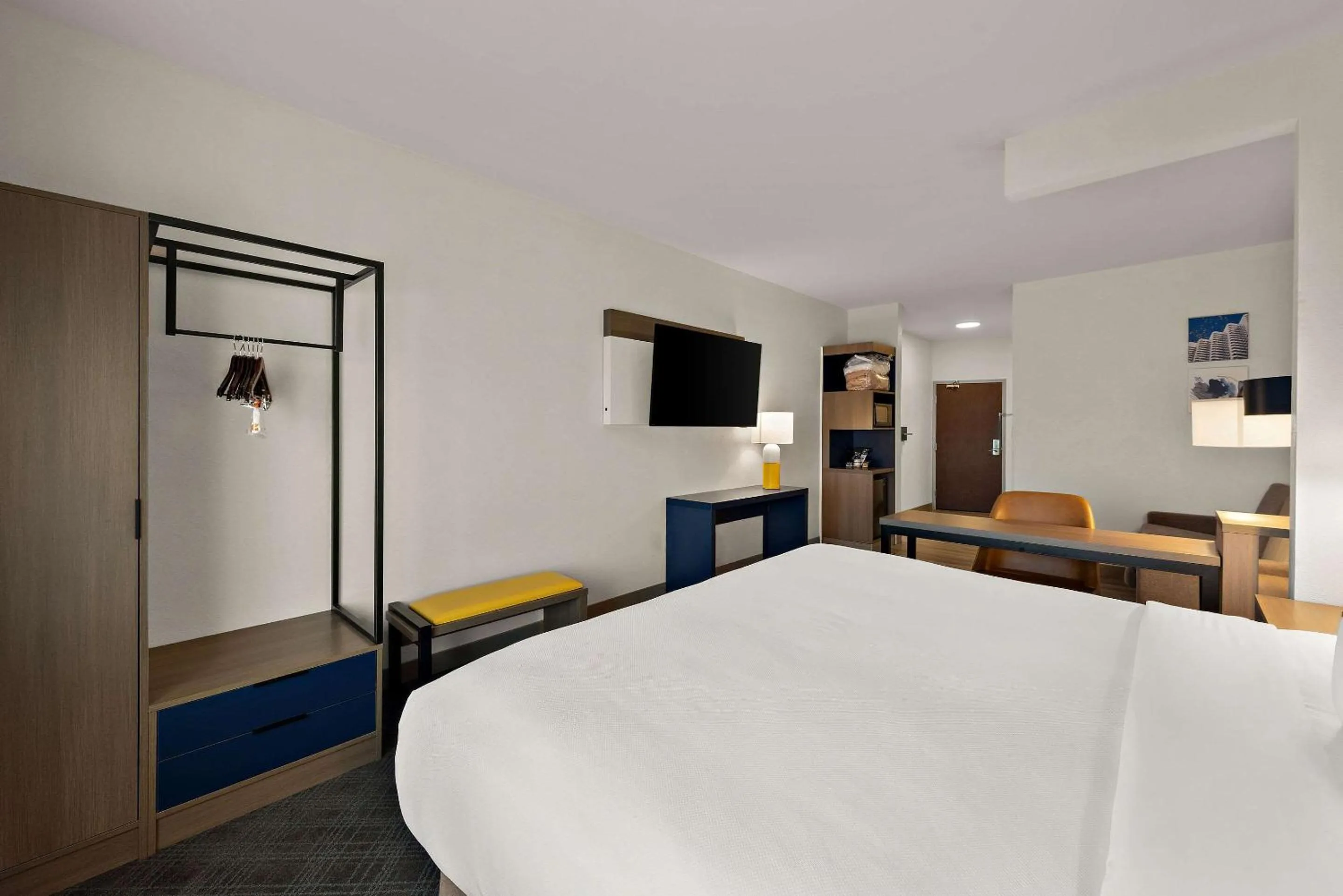 Bedroom, Bed in Comfort Suites Columbus East Broad