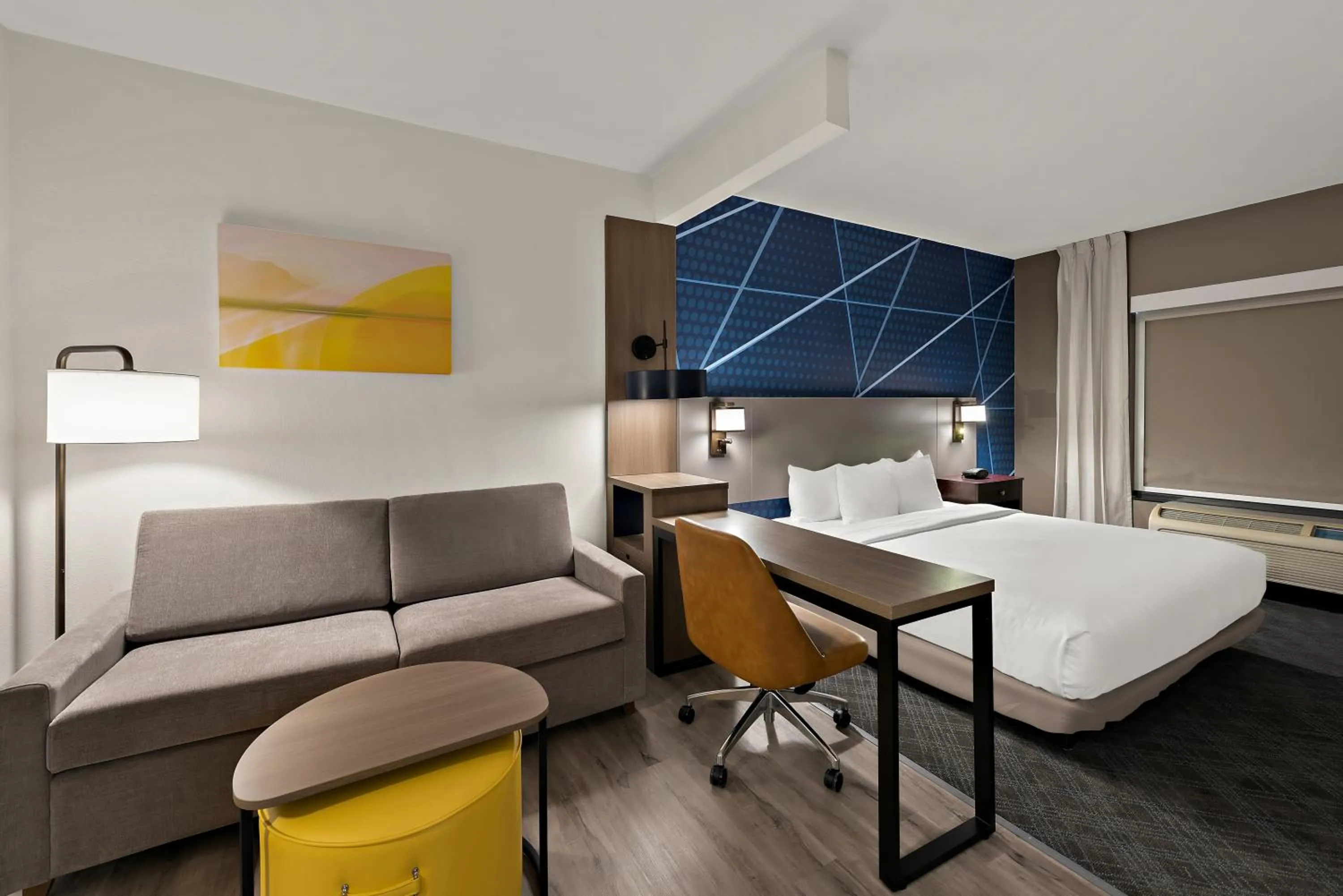 Photo of the whole room, Bed in Comfort Suites Columbus East Broad