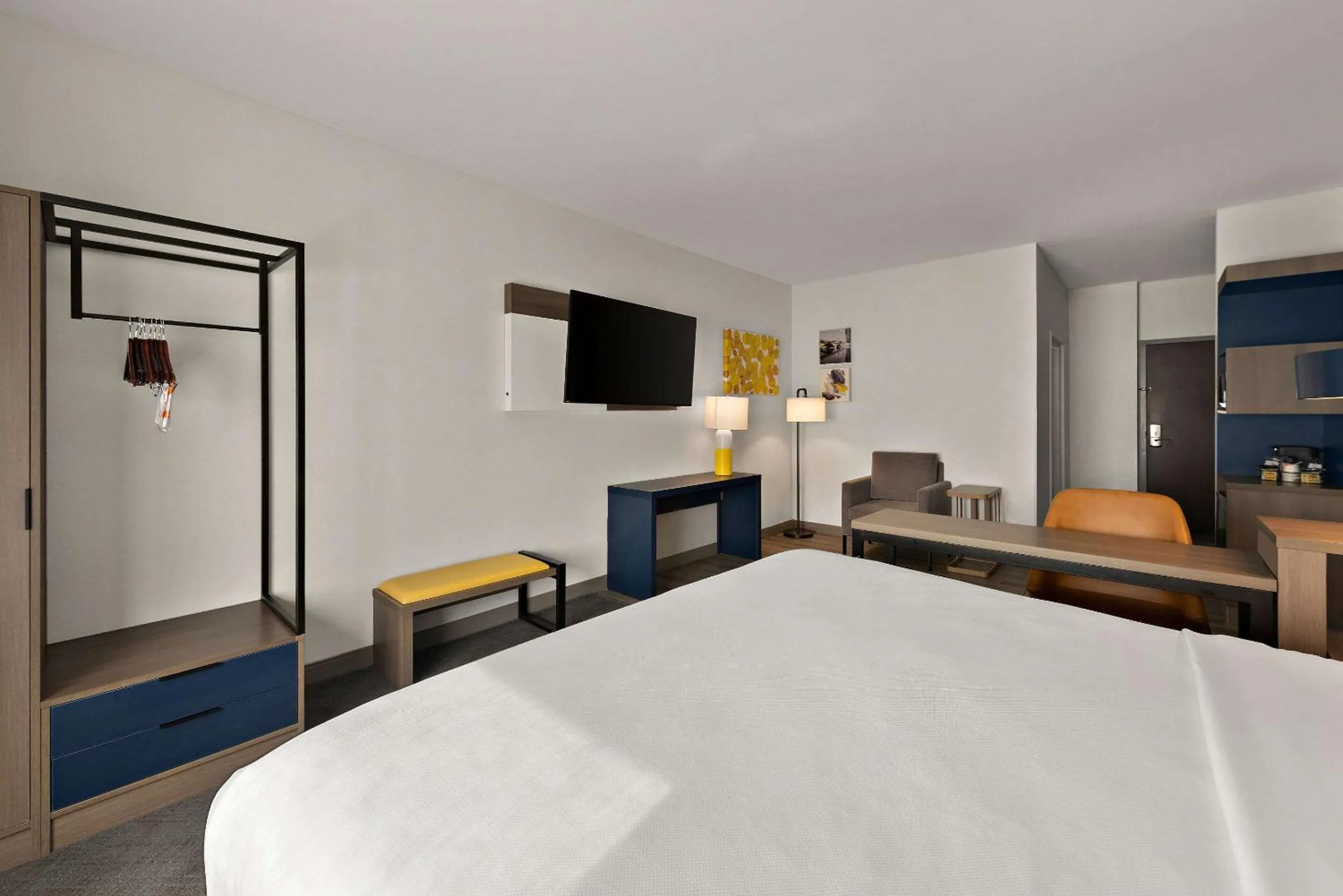 Bedroom, Bed in Comfort Suites Columbus East Broad