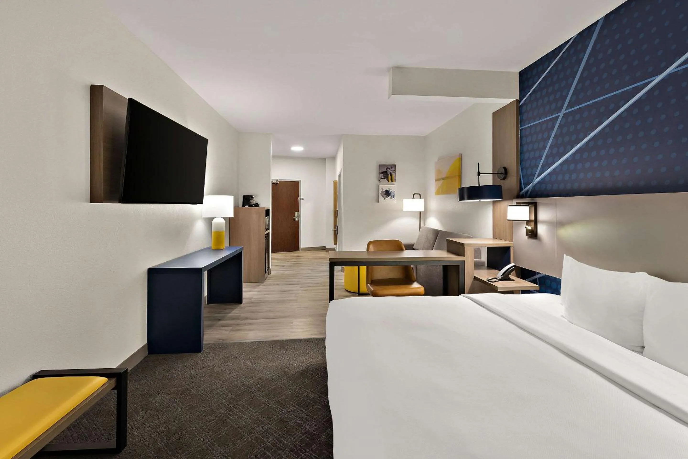 Bedroom, Bed in Comfort Suites Columbus East Broad