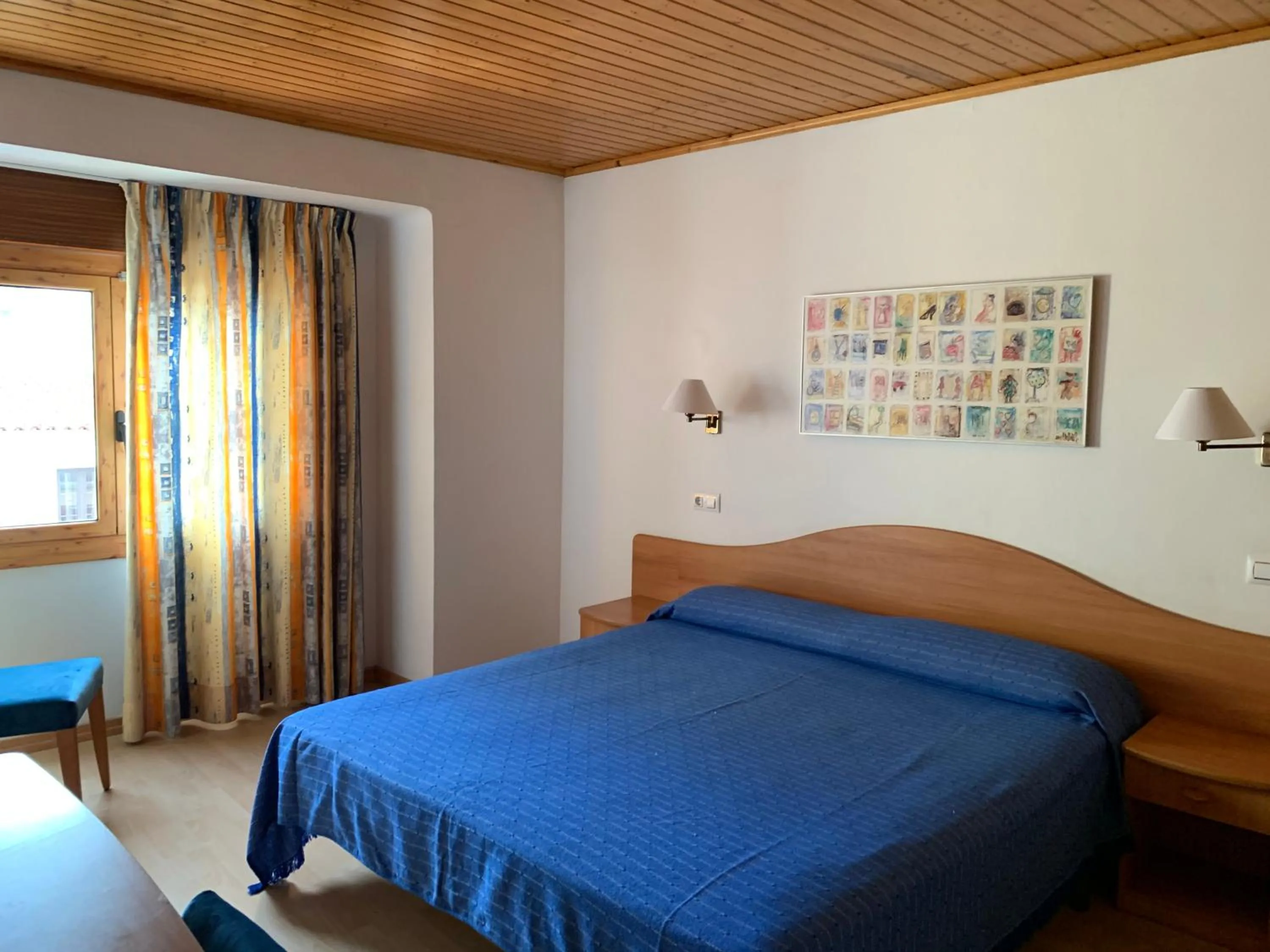 Photo of the whole room, Bed in Tarull