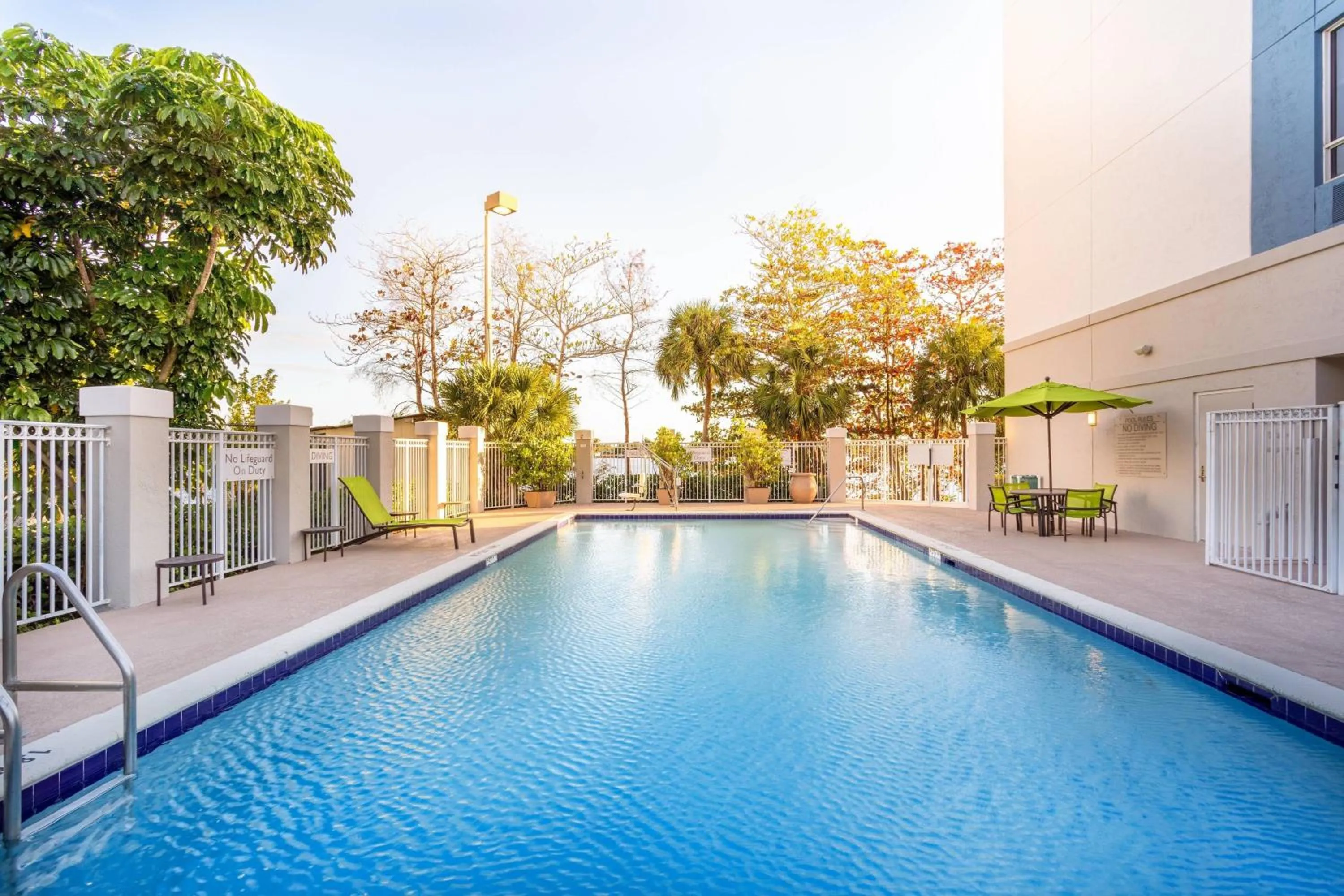 Swimming pool in SpringHill Suites by Marriott Miami Airport South Blue Lagoon Area