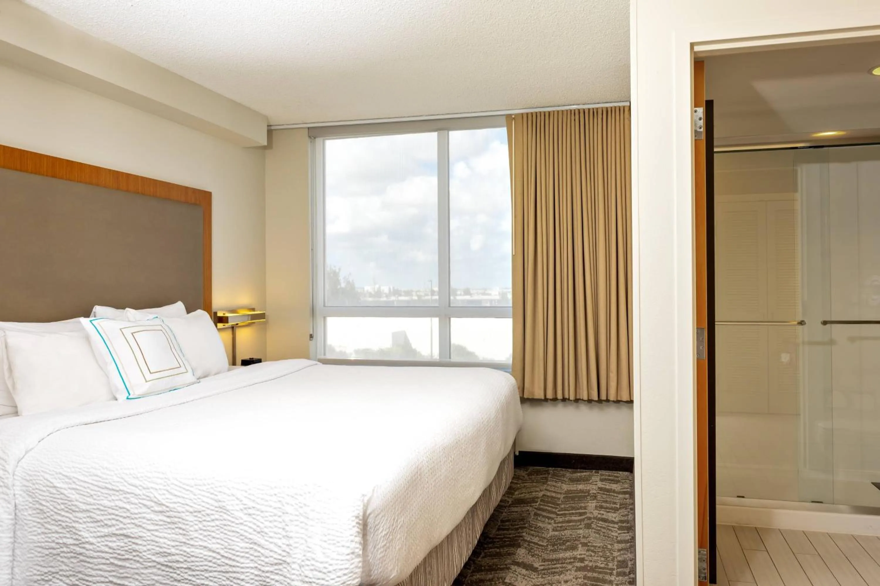 Photo of the whole room, Bed in SpringHill Suites by Marriott Miami Airport South Blue Lagoon Area