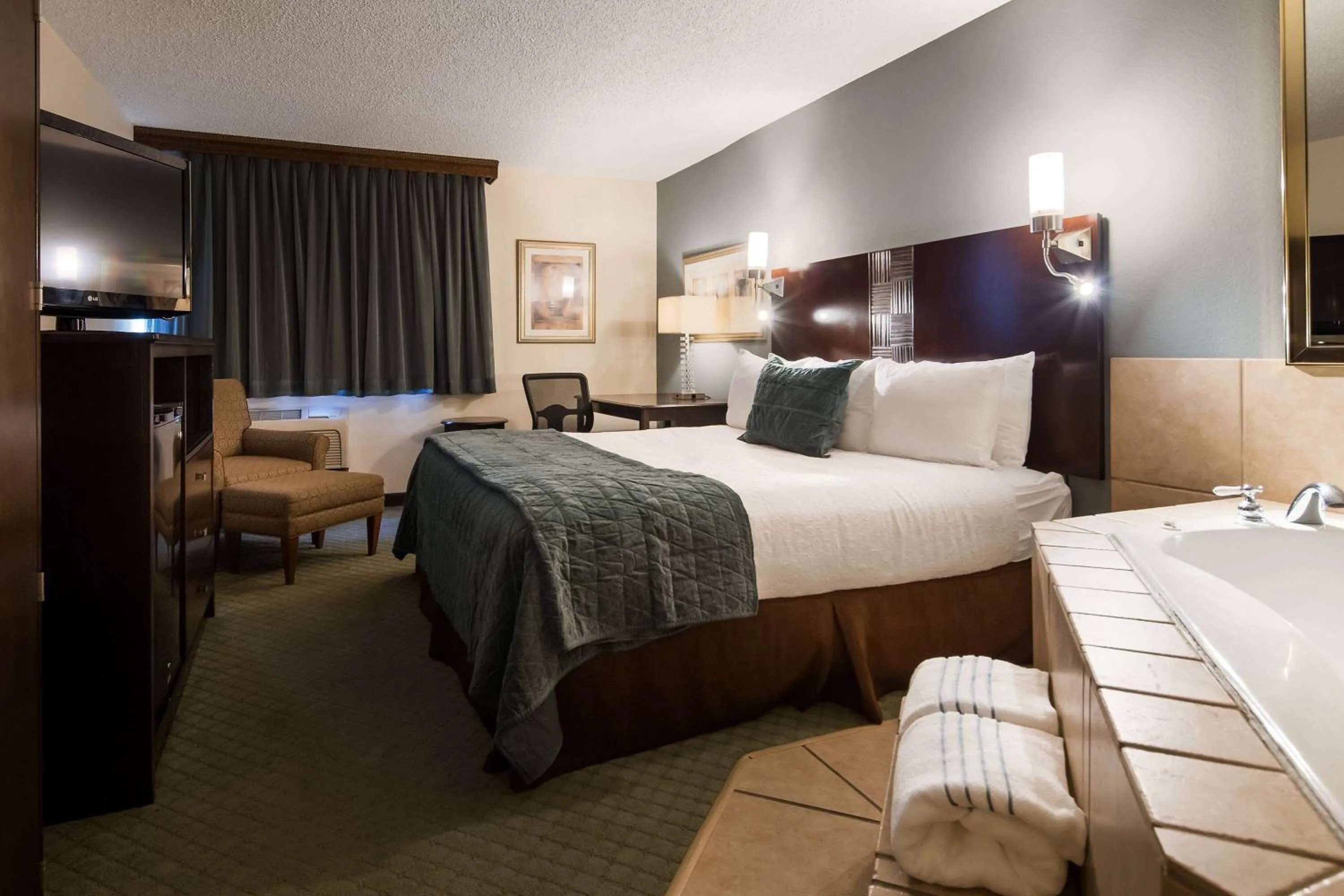 Photo of the whole room, Bed in Seville Plaza Hotel, Trademark Collection by Wyndham