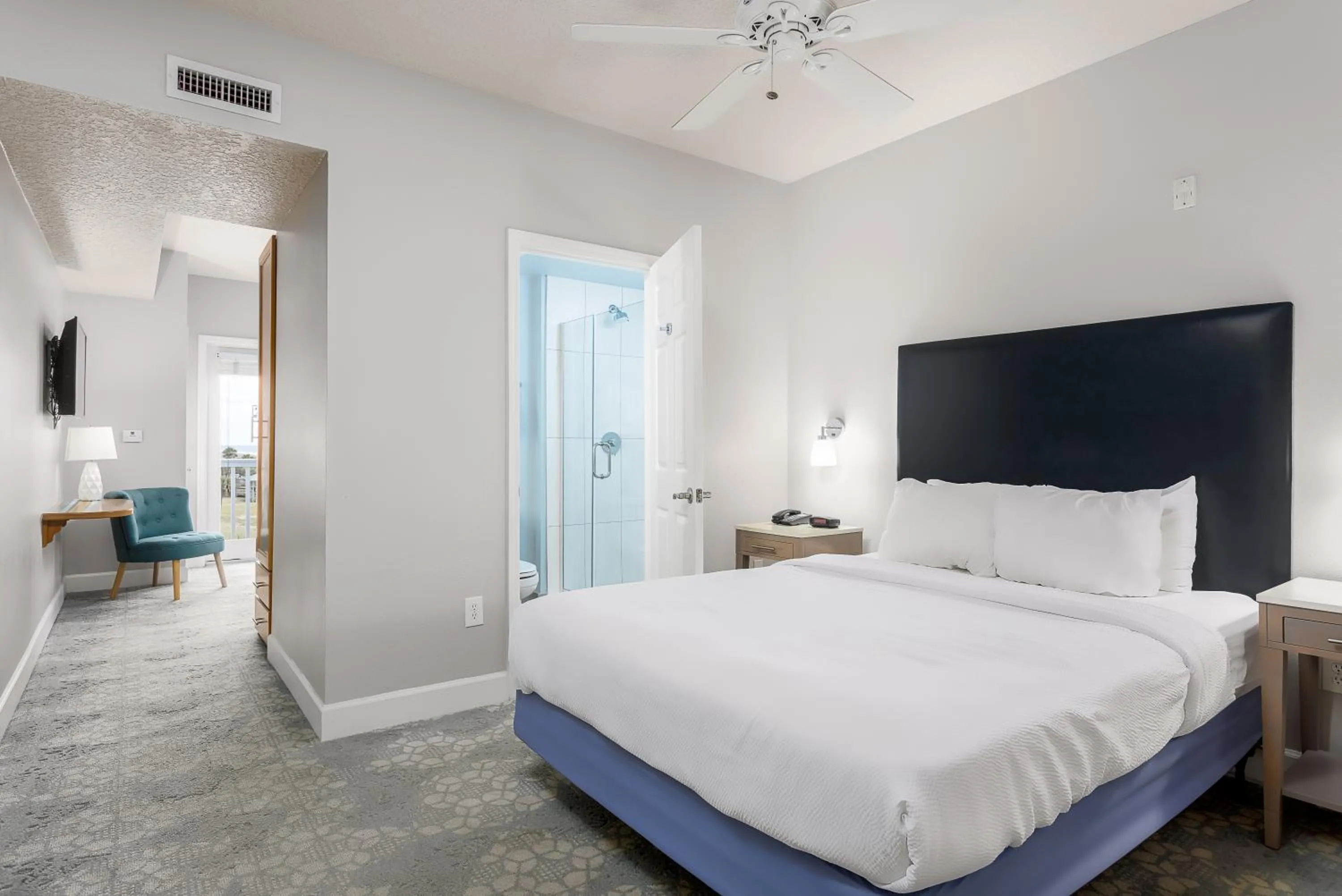 Bed in Seaside Amelia Inn - Amelia Island