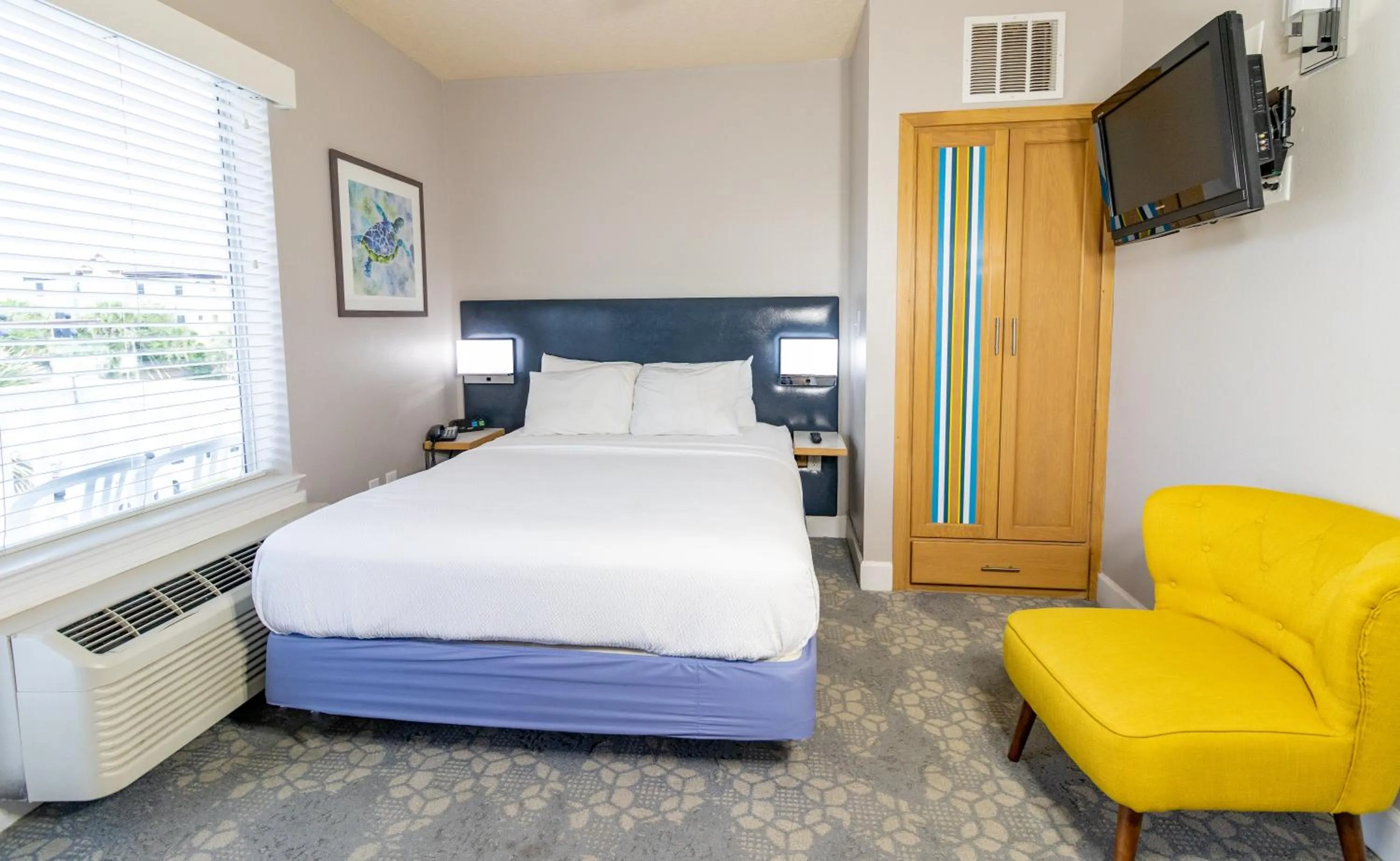 Bed in Seaside Amelia Inn - Amelia Island