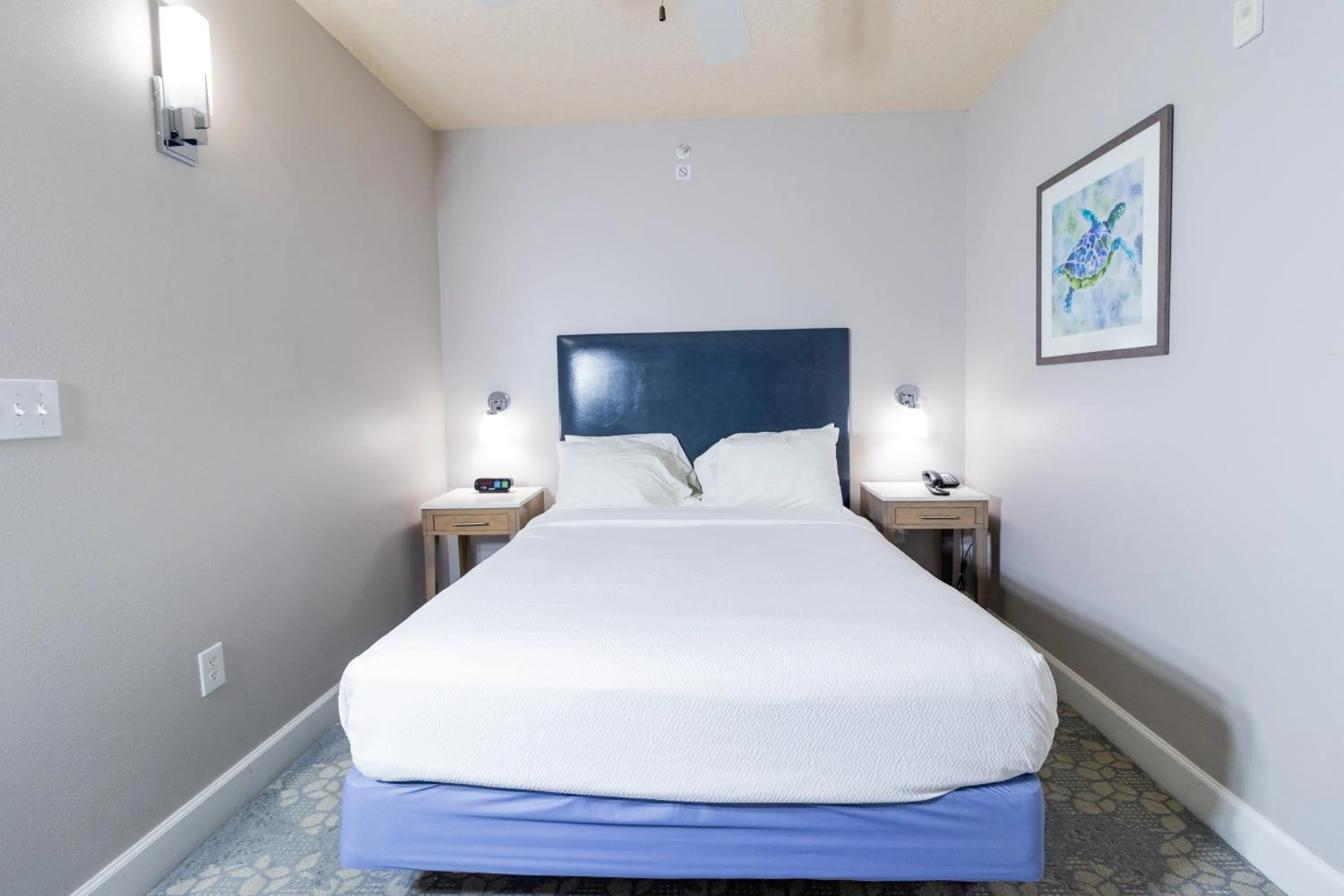 Bed in Seaside Amelia Inn - Amelia Island