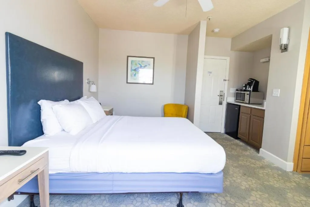 Bed in Seaside Amelia Inn - Amelia Island