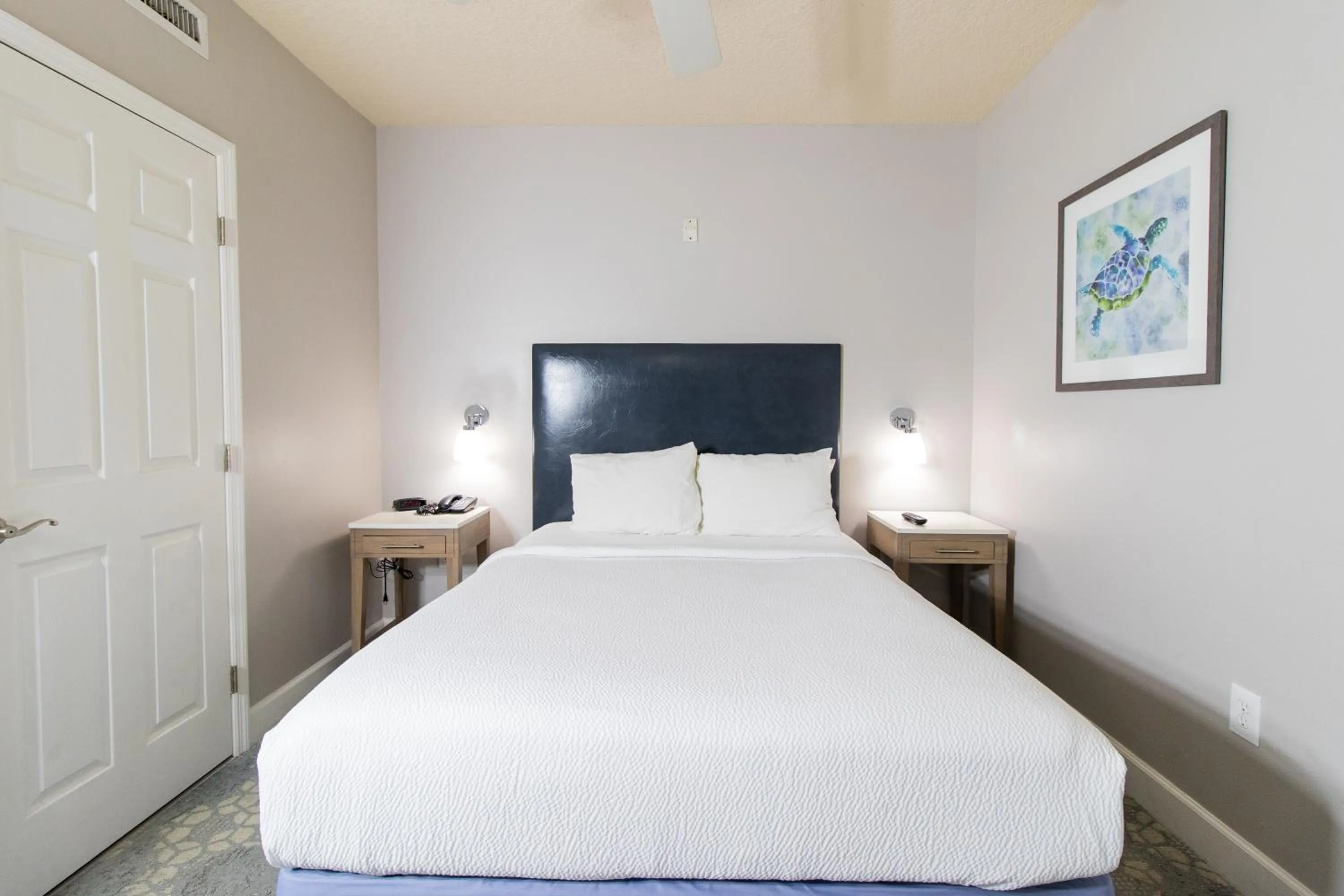 Bed in Seaside Amelia Inn - Amelia Island