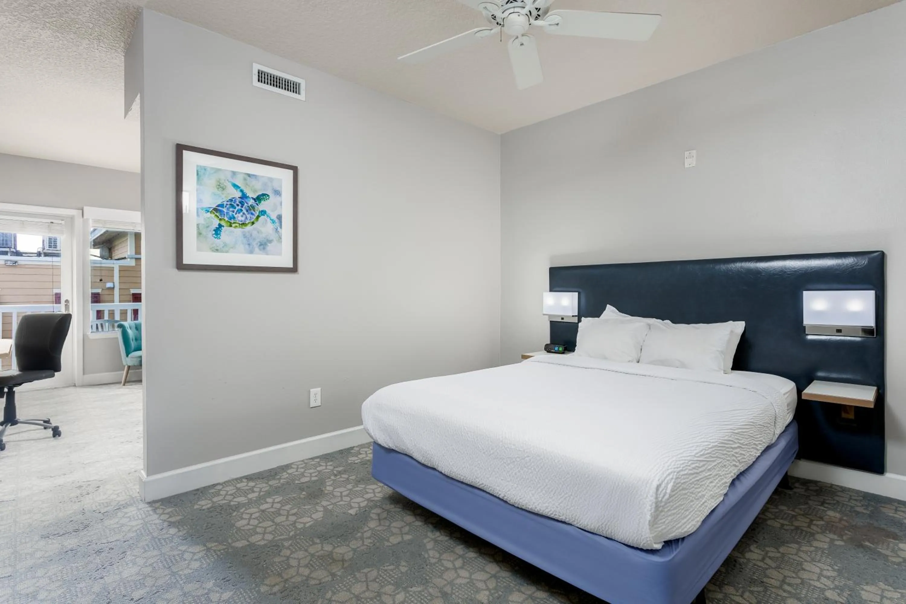 Bed in Seaside Amelia Inn - Amelia Island