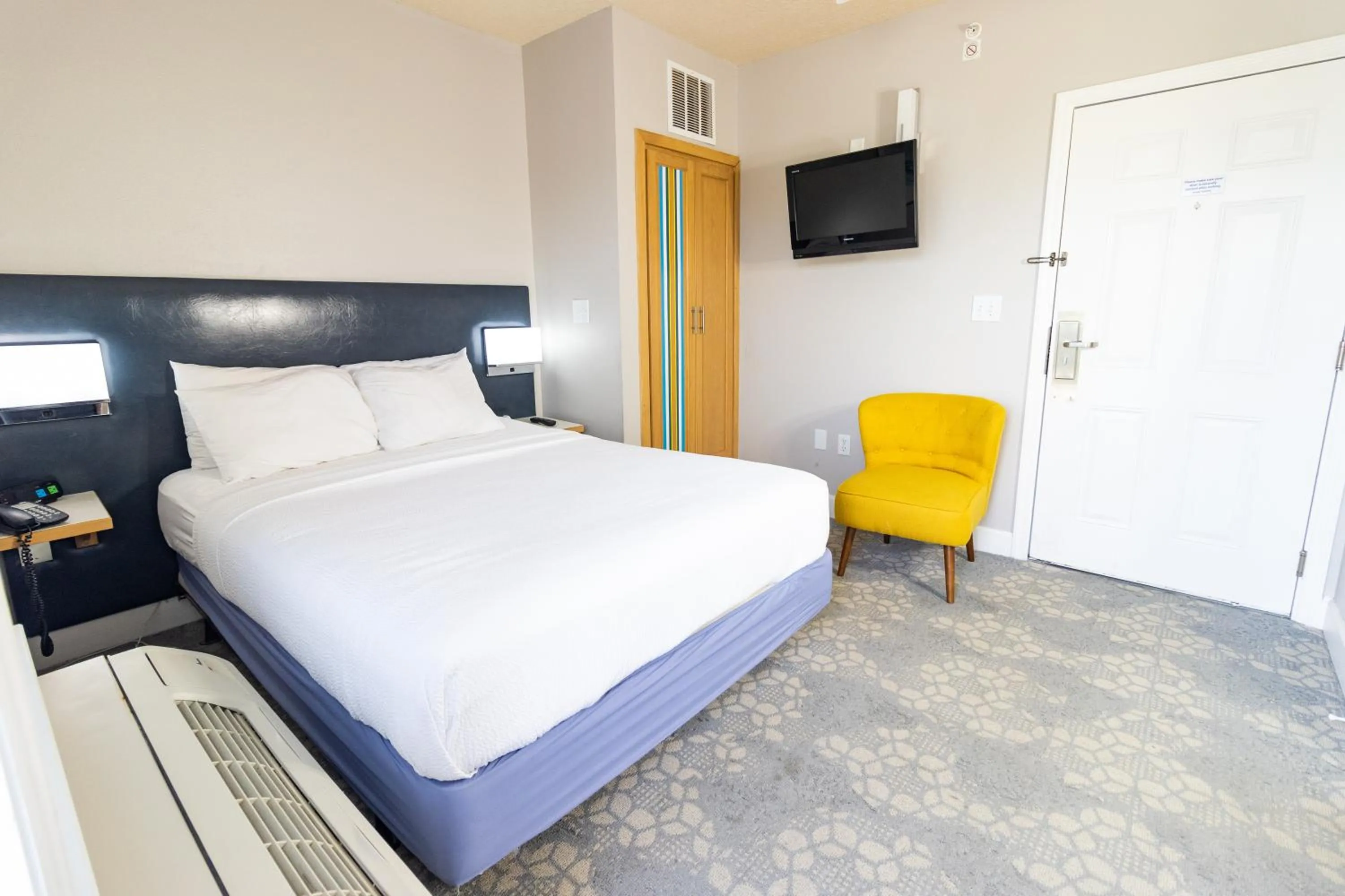 Bed in Seaside Amelia Inn - Amelia Island