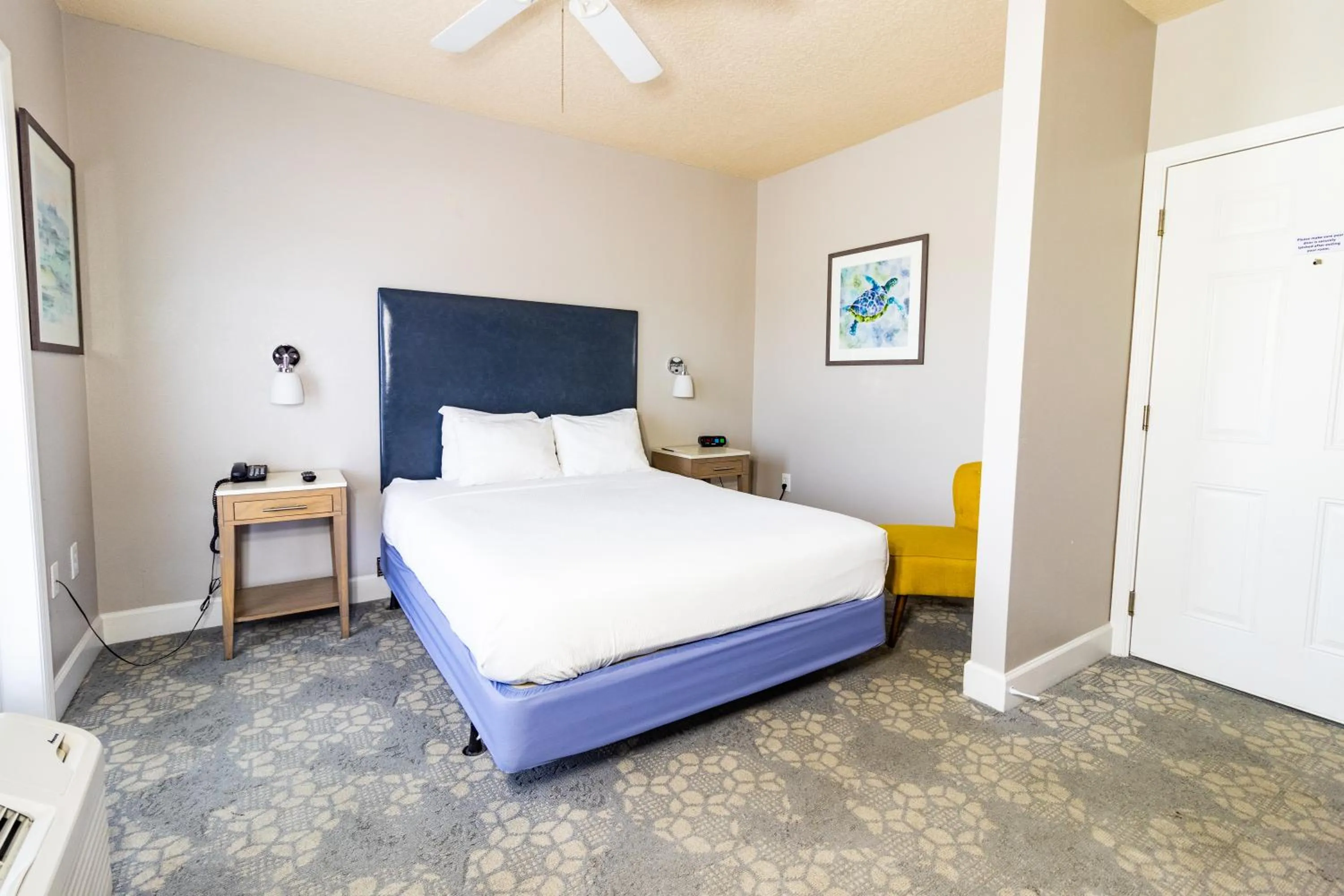 Bed in Seaside Amelia Inn - Amelia Island