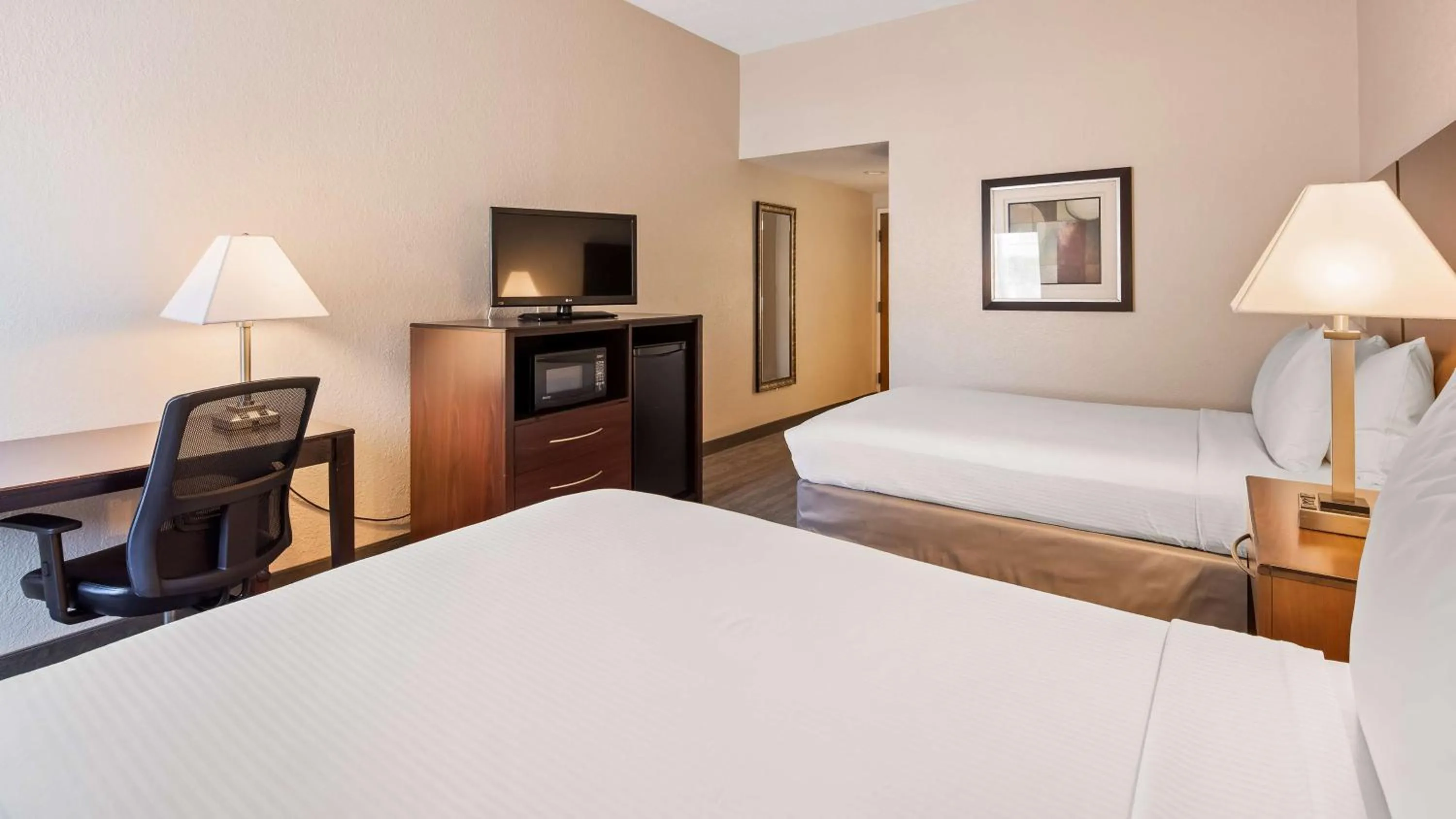 Photo of the whole room, Bed in Best Western Tampa