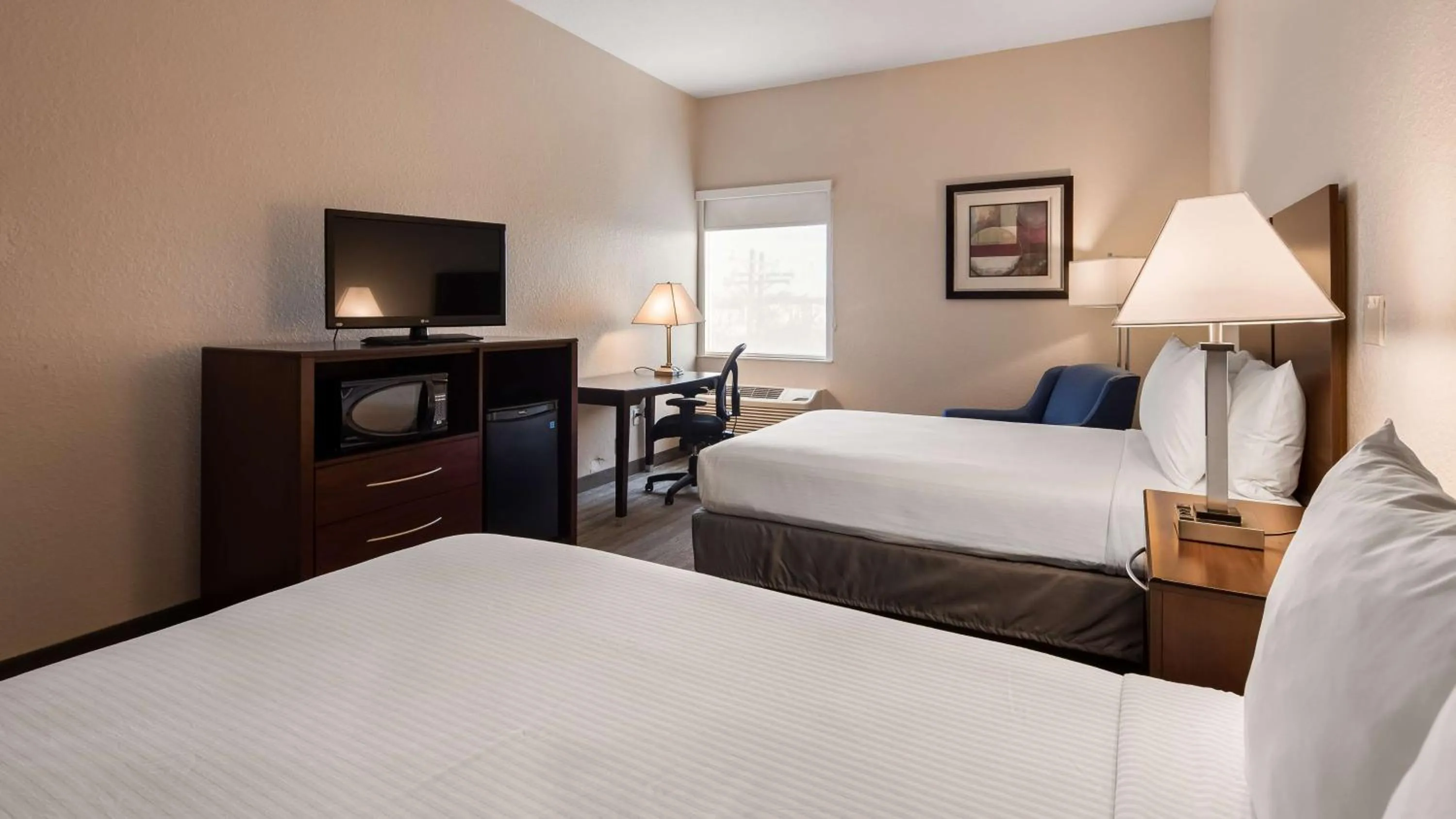 Photo of the whole room, Bed in Best Western Tampa