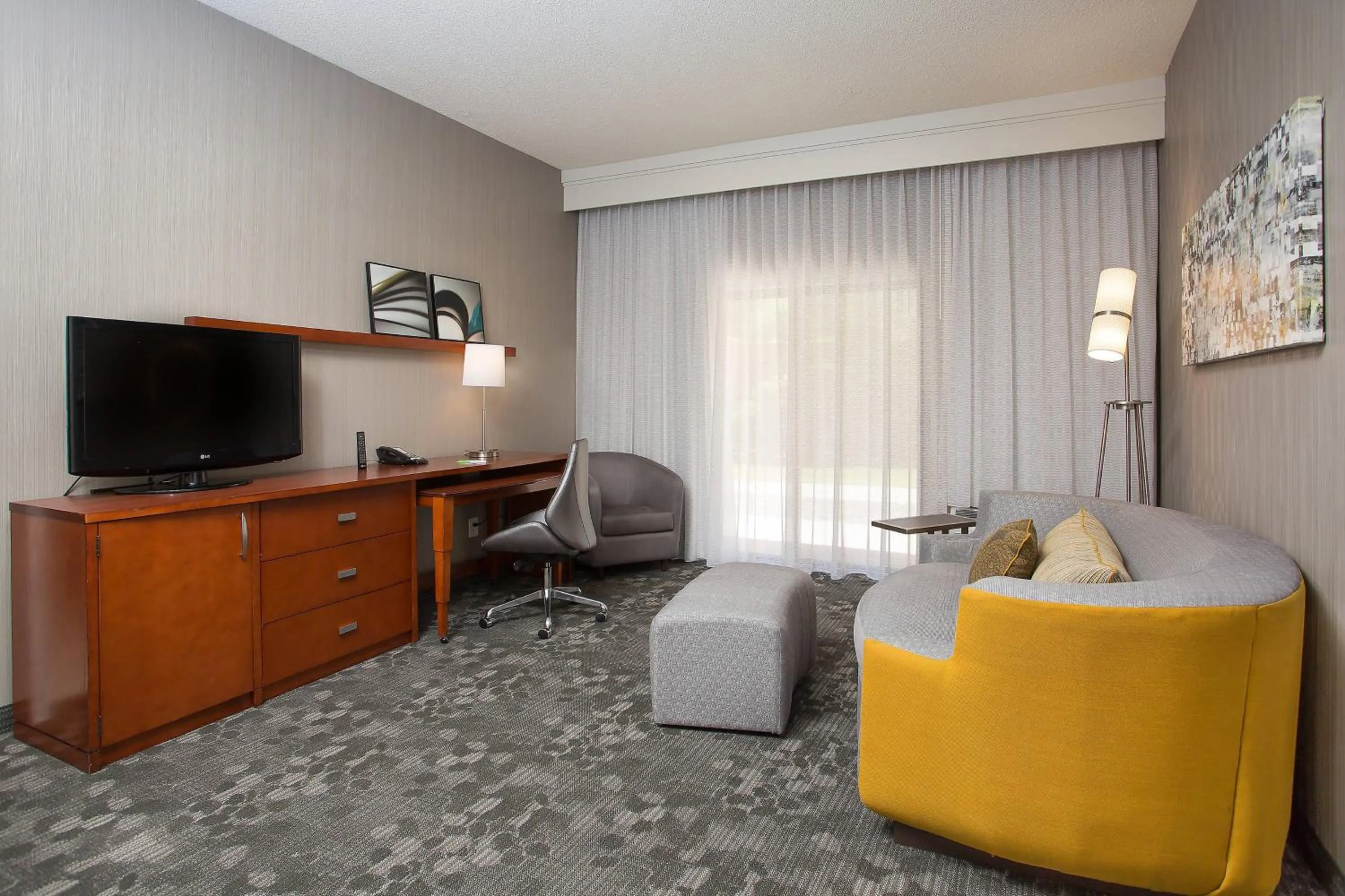 Living room in Courtyard by Marriott Boston Westborough
