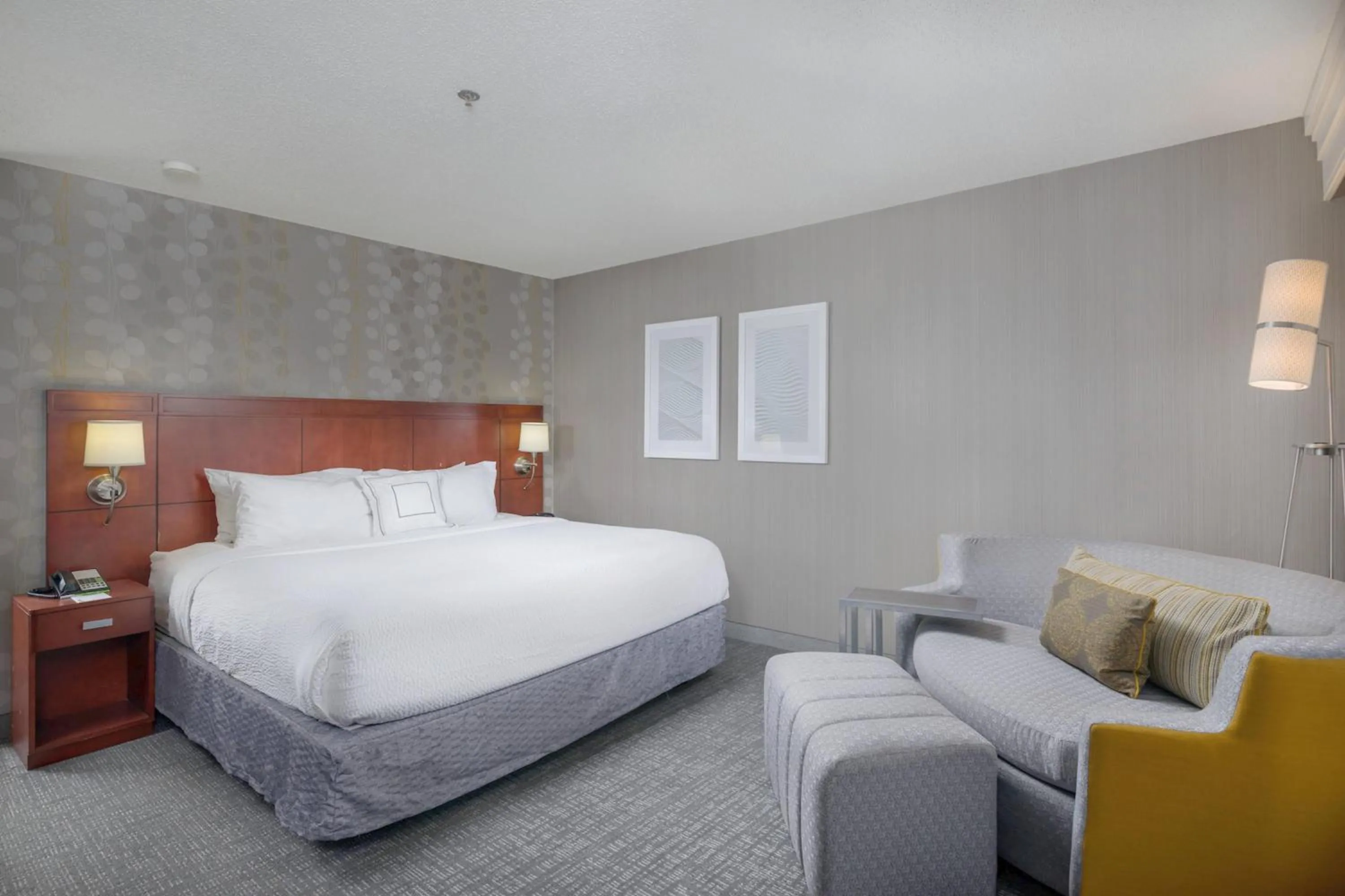 Photo of the whole room, Bed in Courtyard by Marriott New Haven Orange