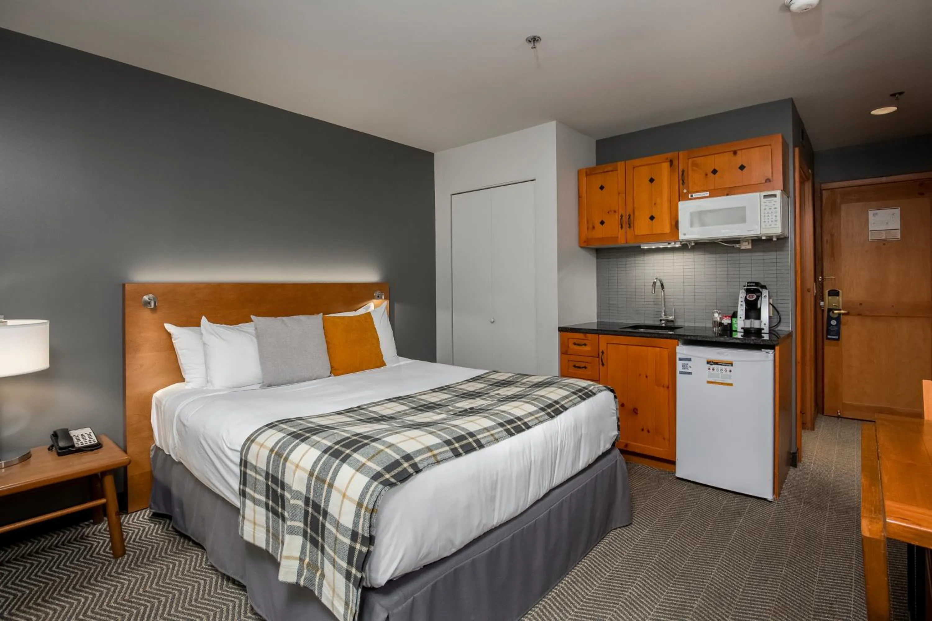 Kitchen or kitchenette, Bed in Lodge de la Montagne