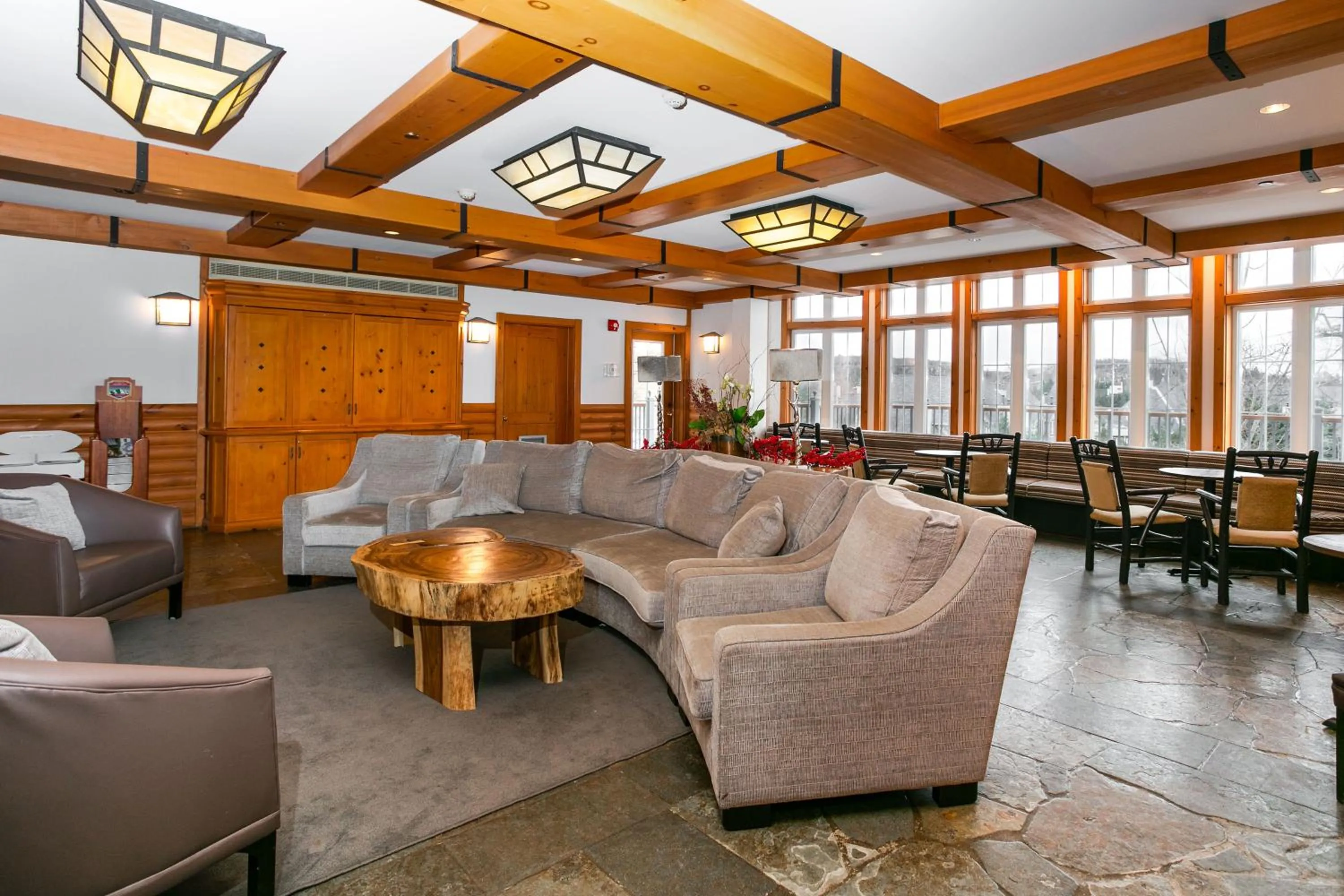 Communal lounge/ TV room in Lodge de la Montagne