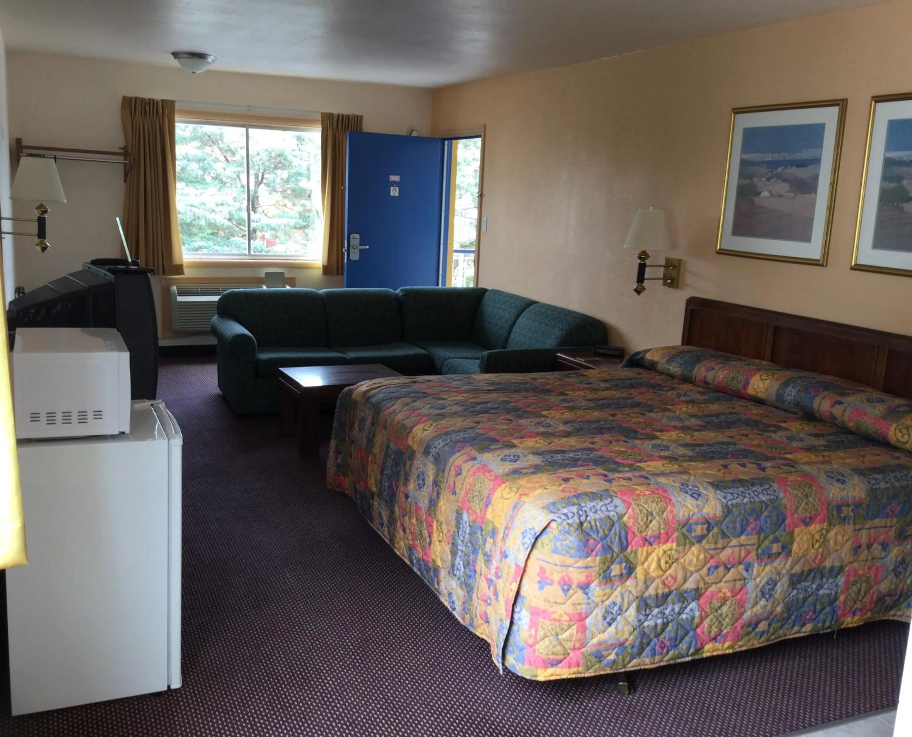 Photo of the whole room in Belmont Inn and Suites