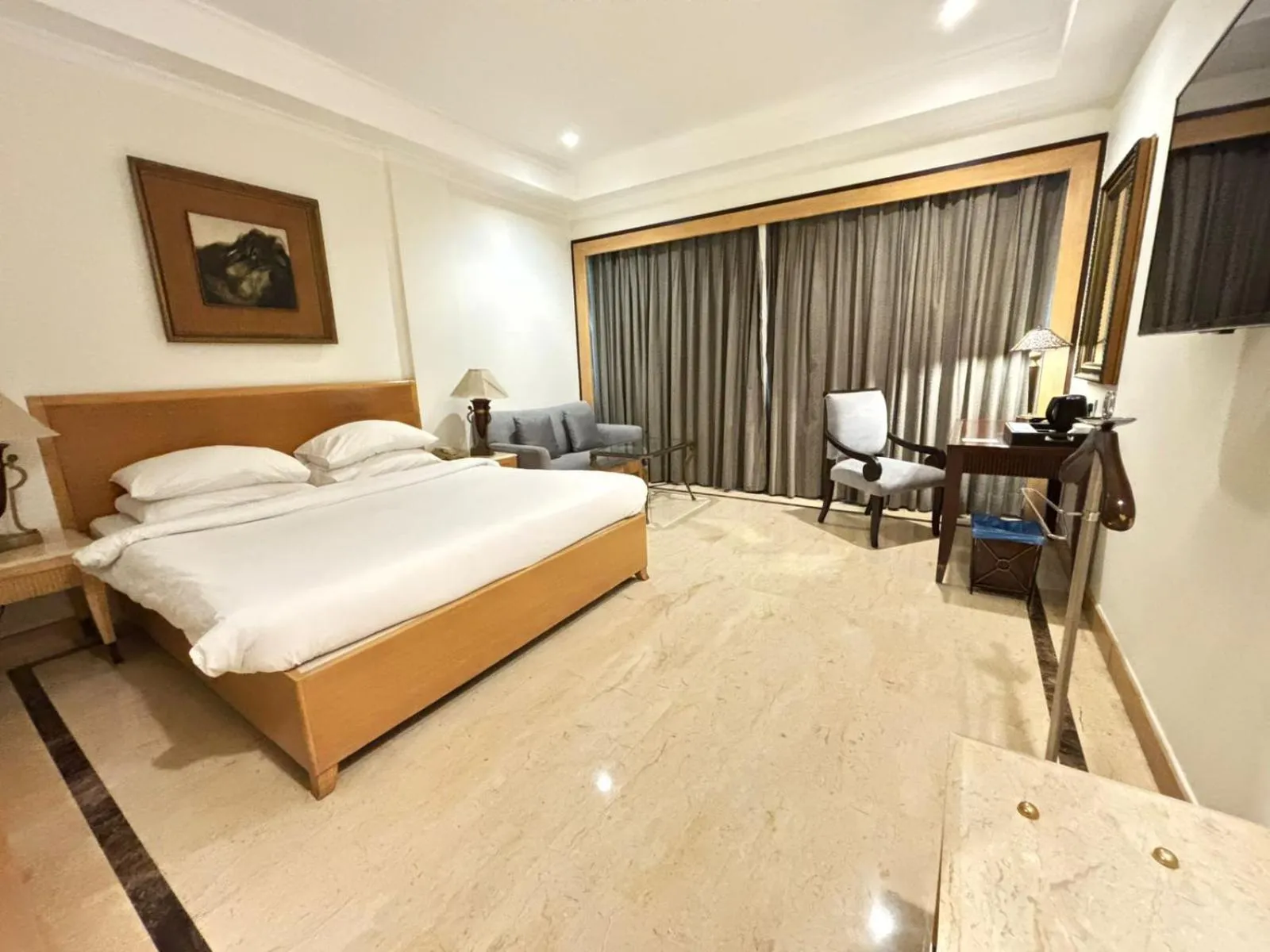 Bed in The Hans, New Delhi