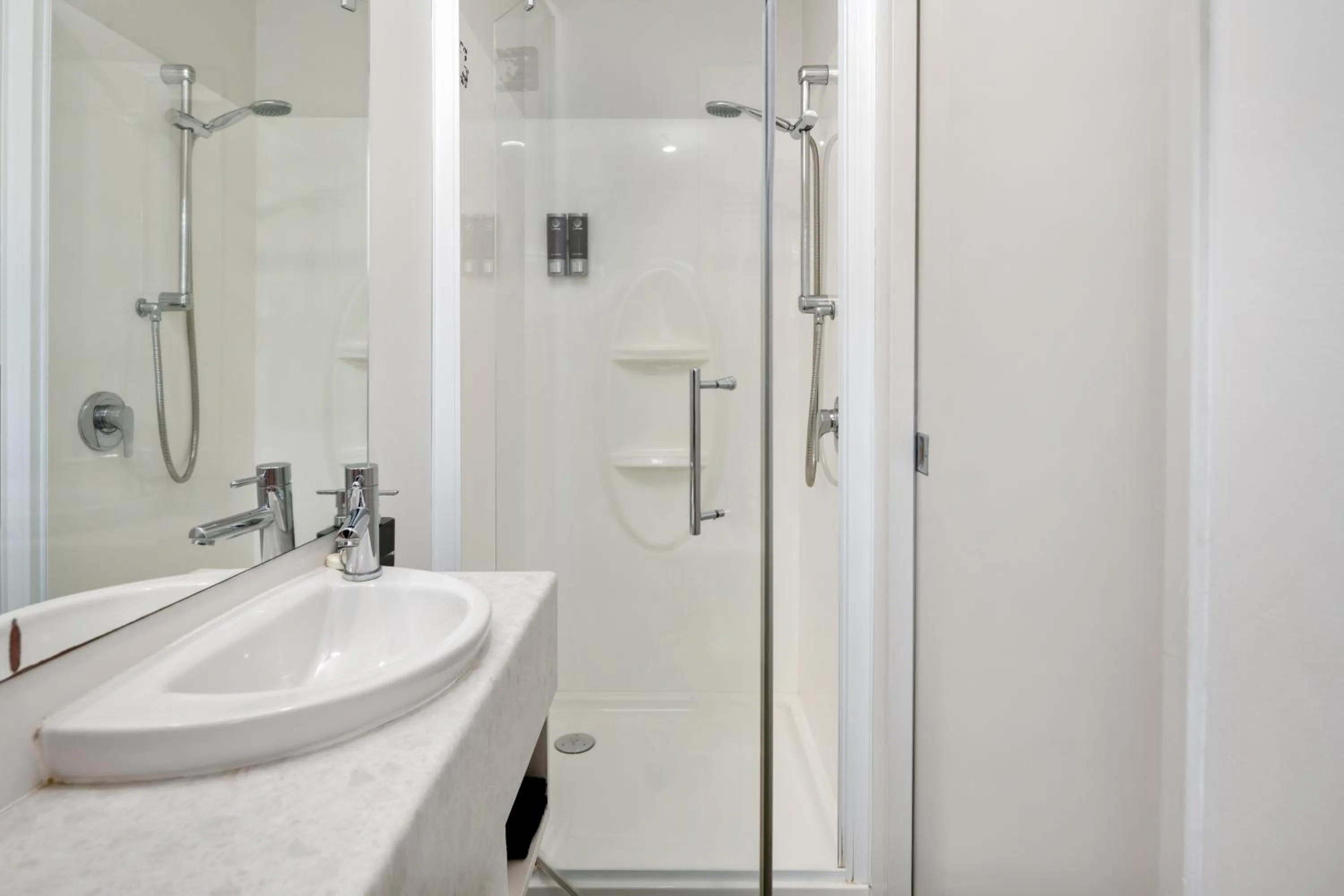 Shower in ASURE Phoenix Motor Inn