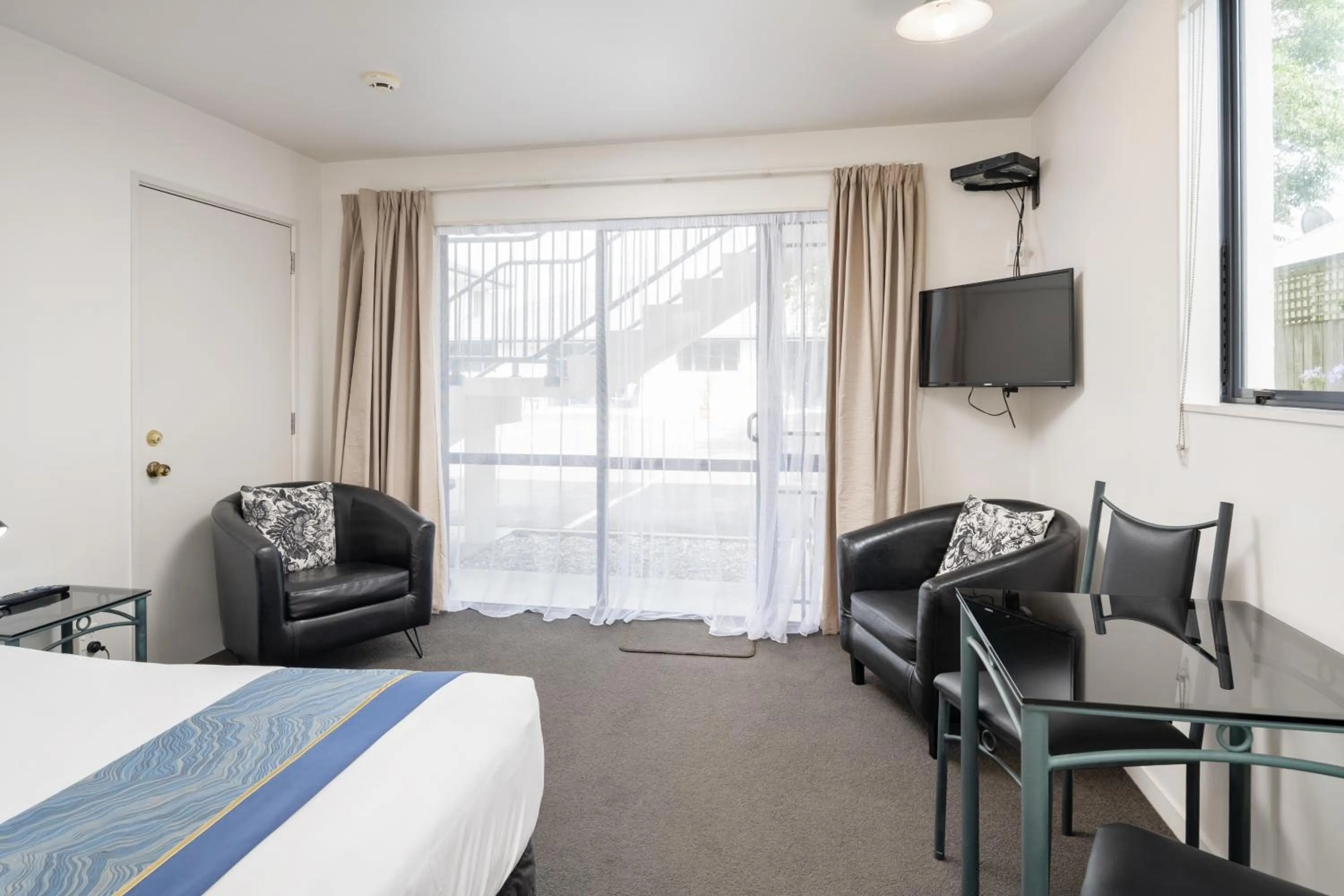 Dining area, Bed in ASURE Phoenix Motor Inn