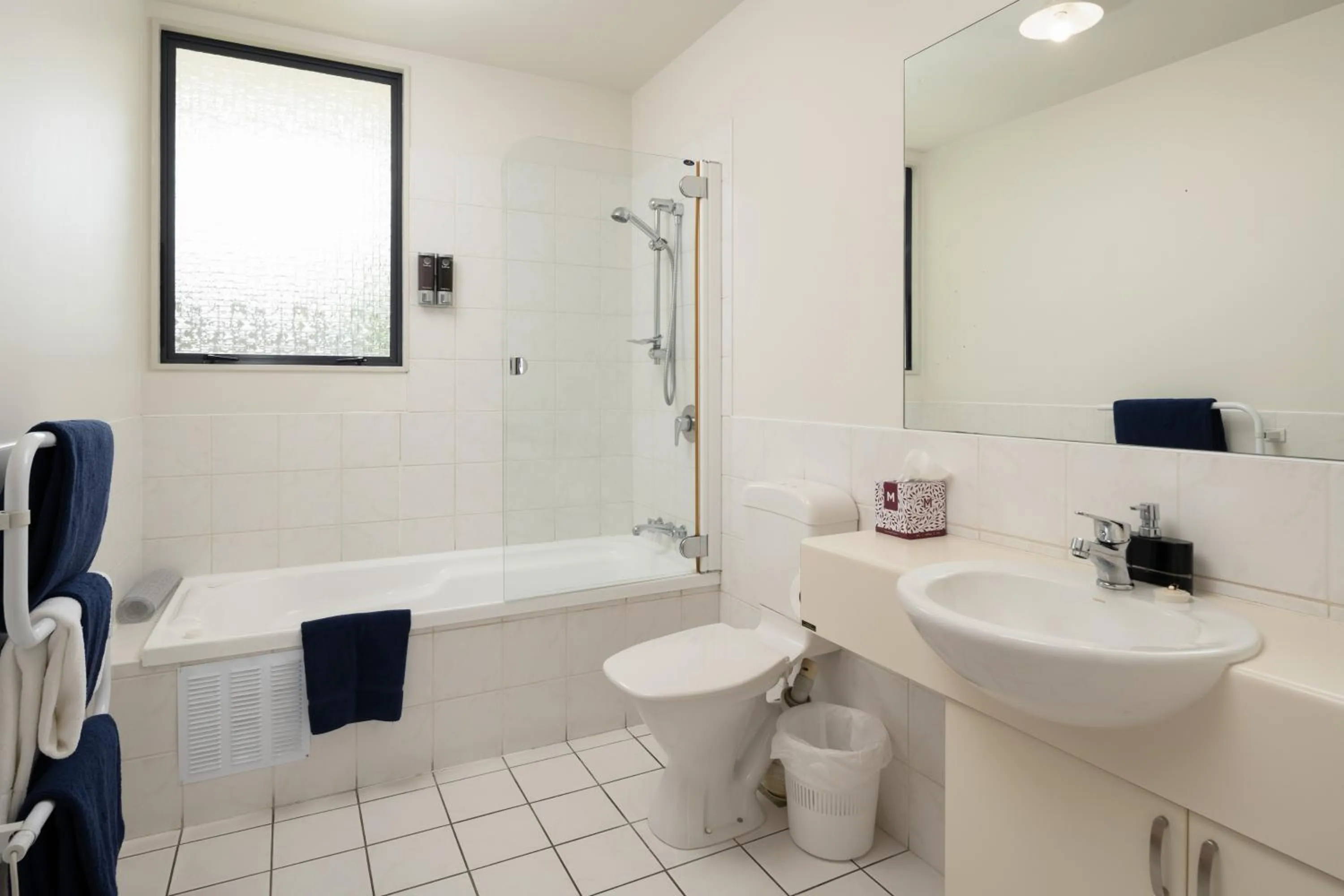 Shower in ASURE Phoenix Motor Inn