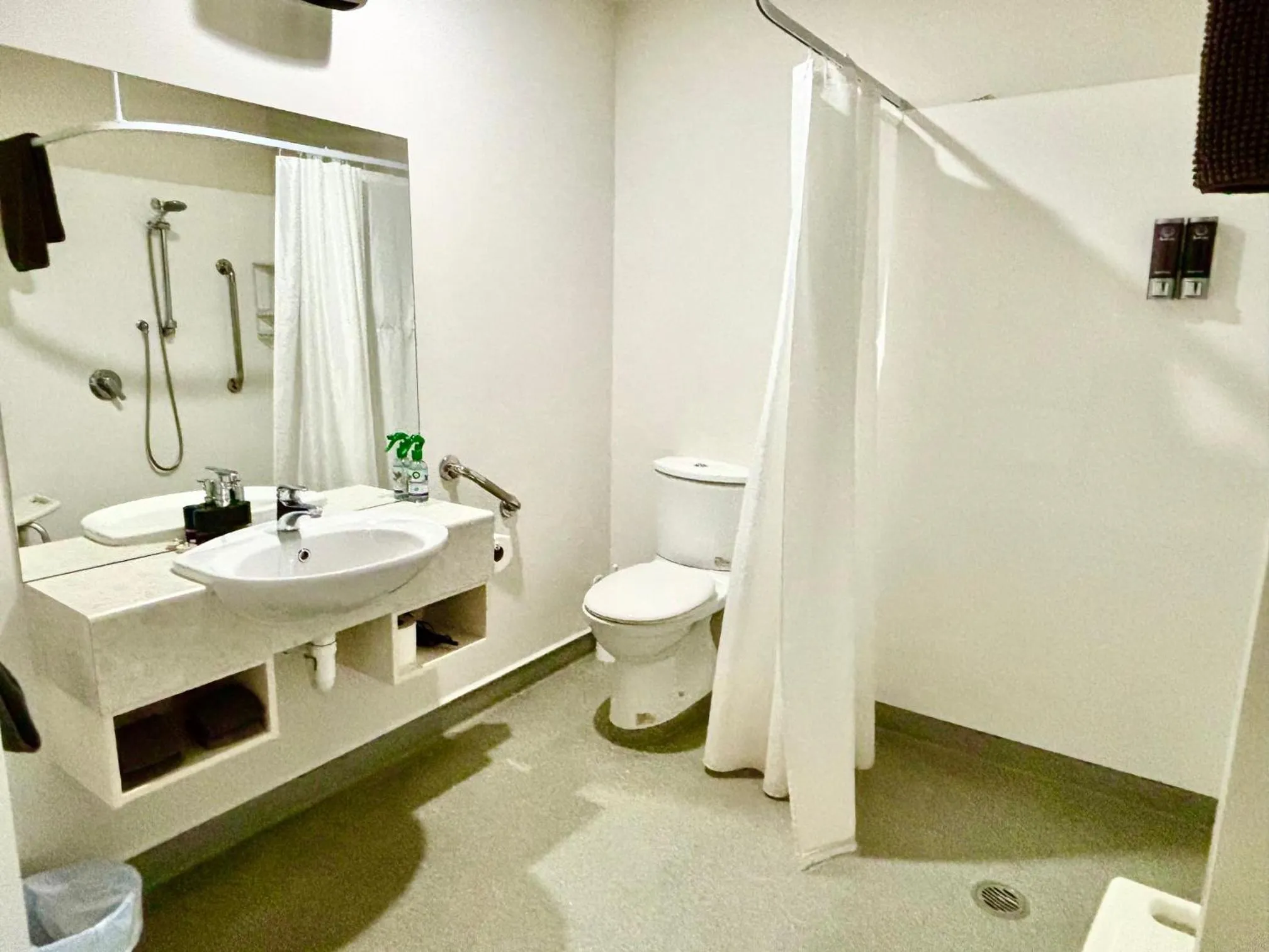 Shower in ASURE Phoenix Motor Inn