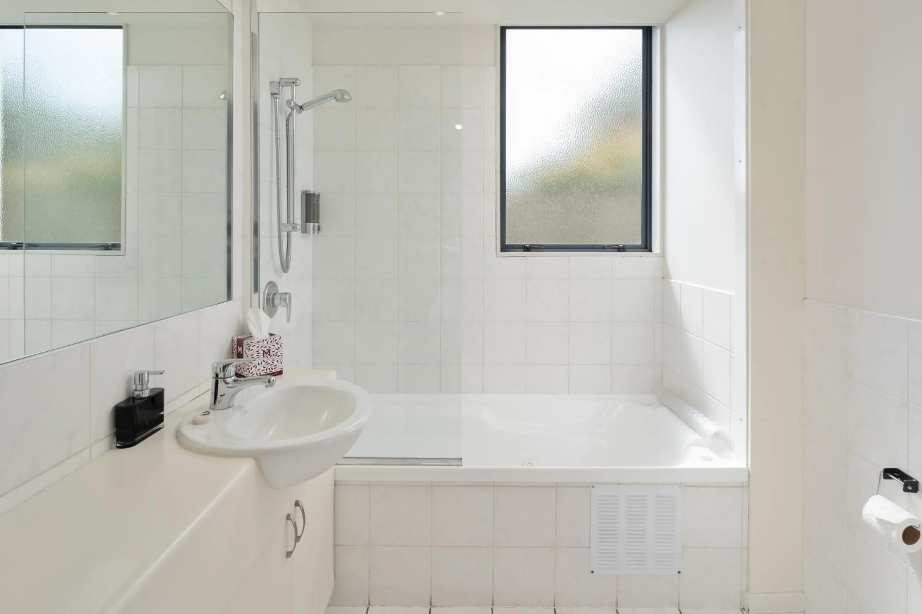 Shower in ASURE Phoenix Motor Inn