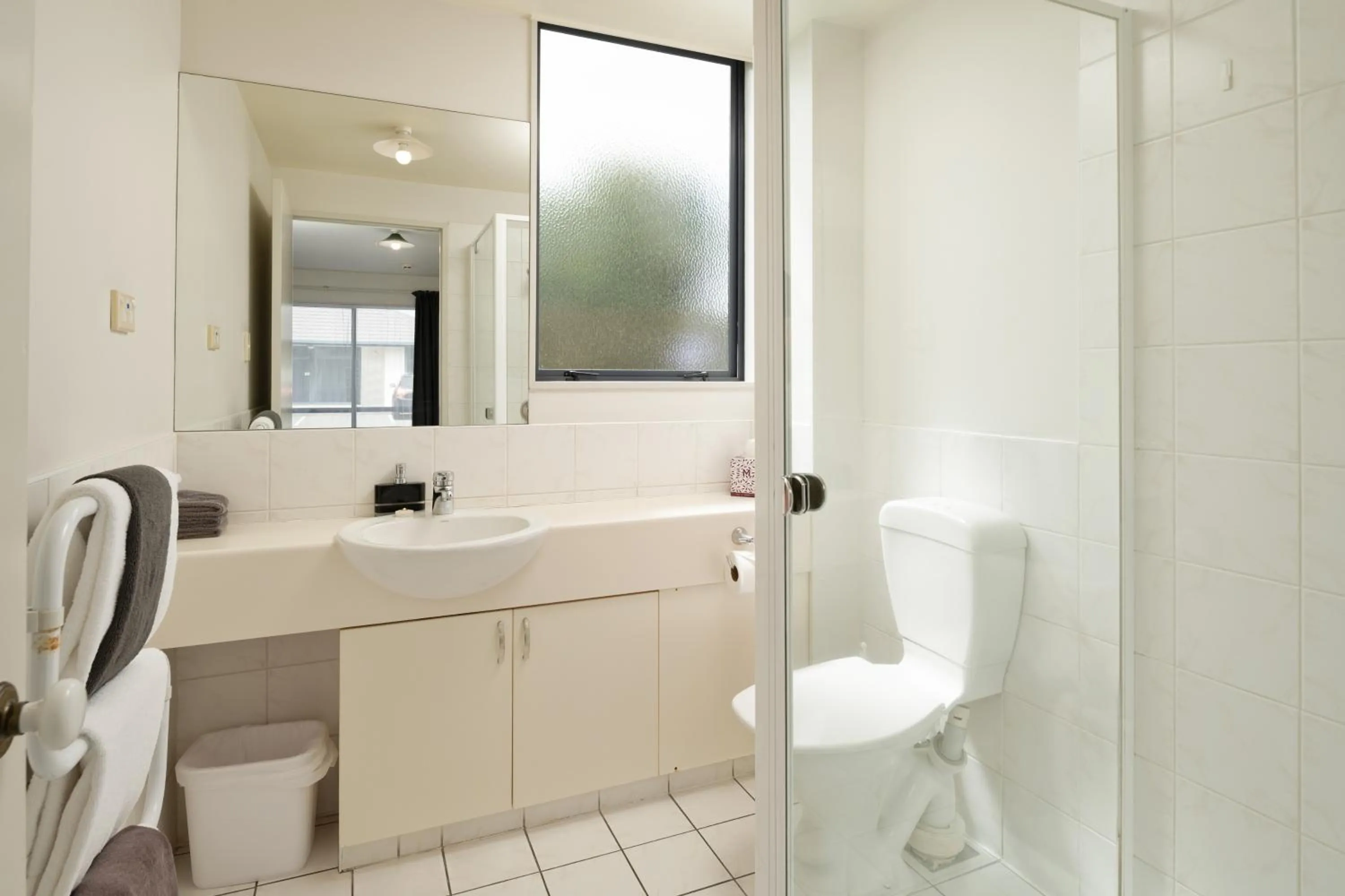 Shower in ASURE Phoenix Motor Inn