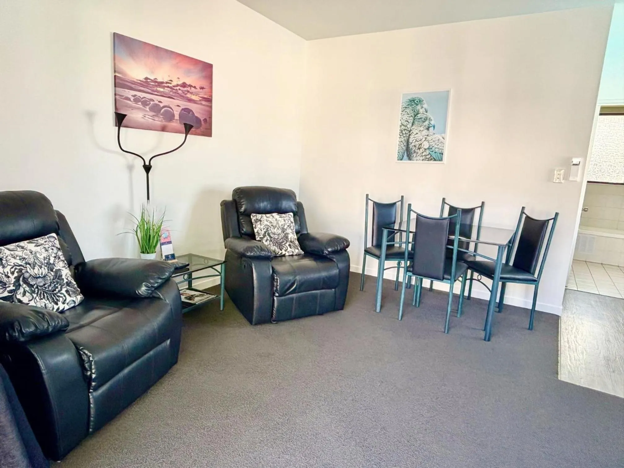 Living room in ASURE Phoenix Motor Inn