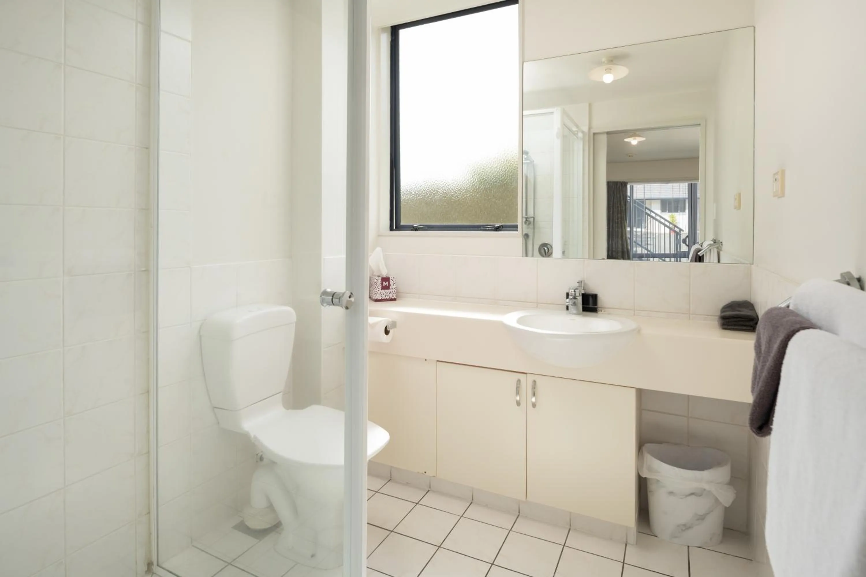 Shower in ASURE Phoenix Motor Inn