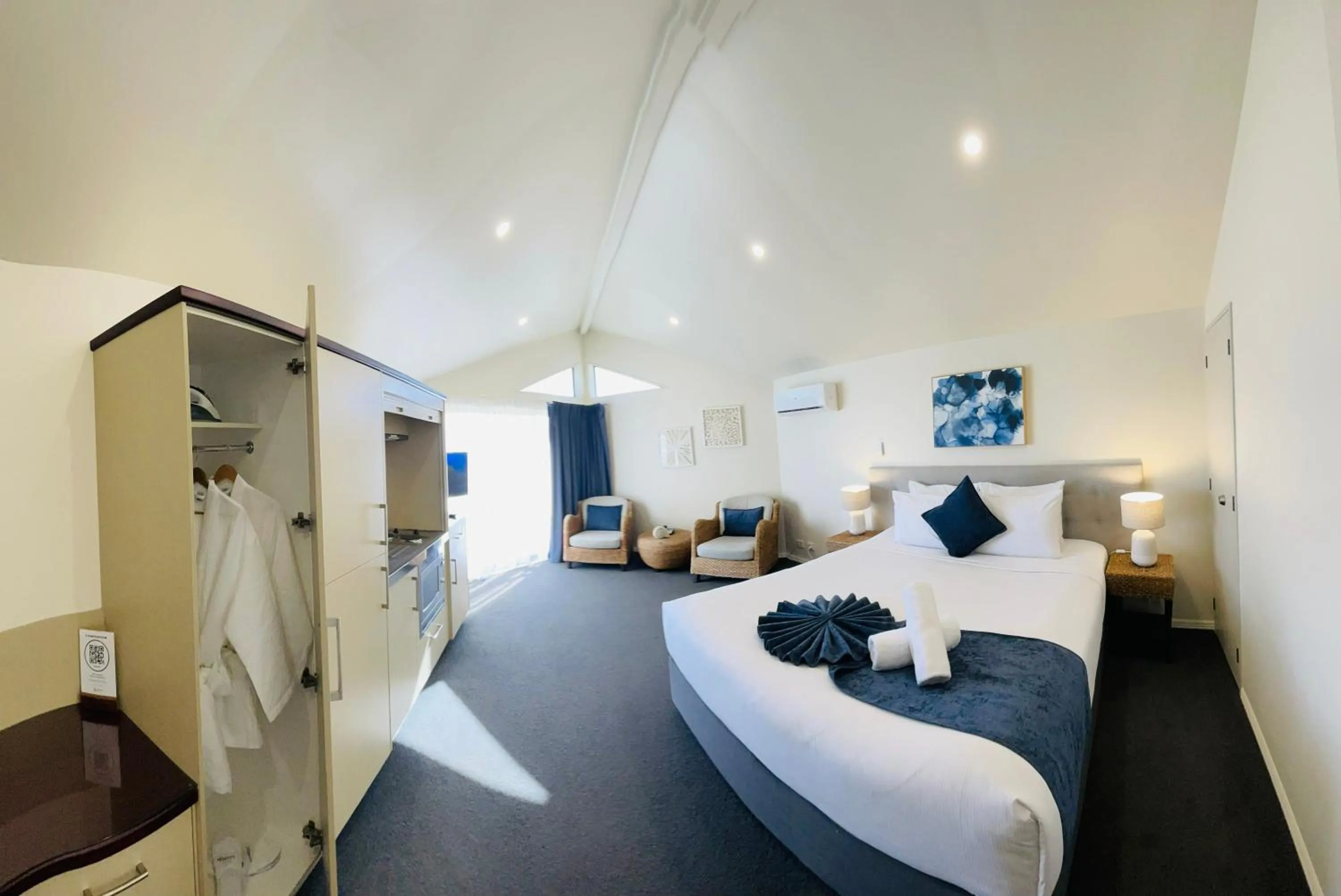 Bedroom, Bed in Castaways Resort