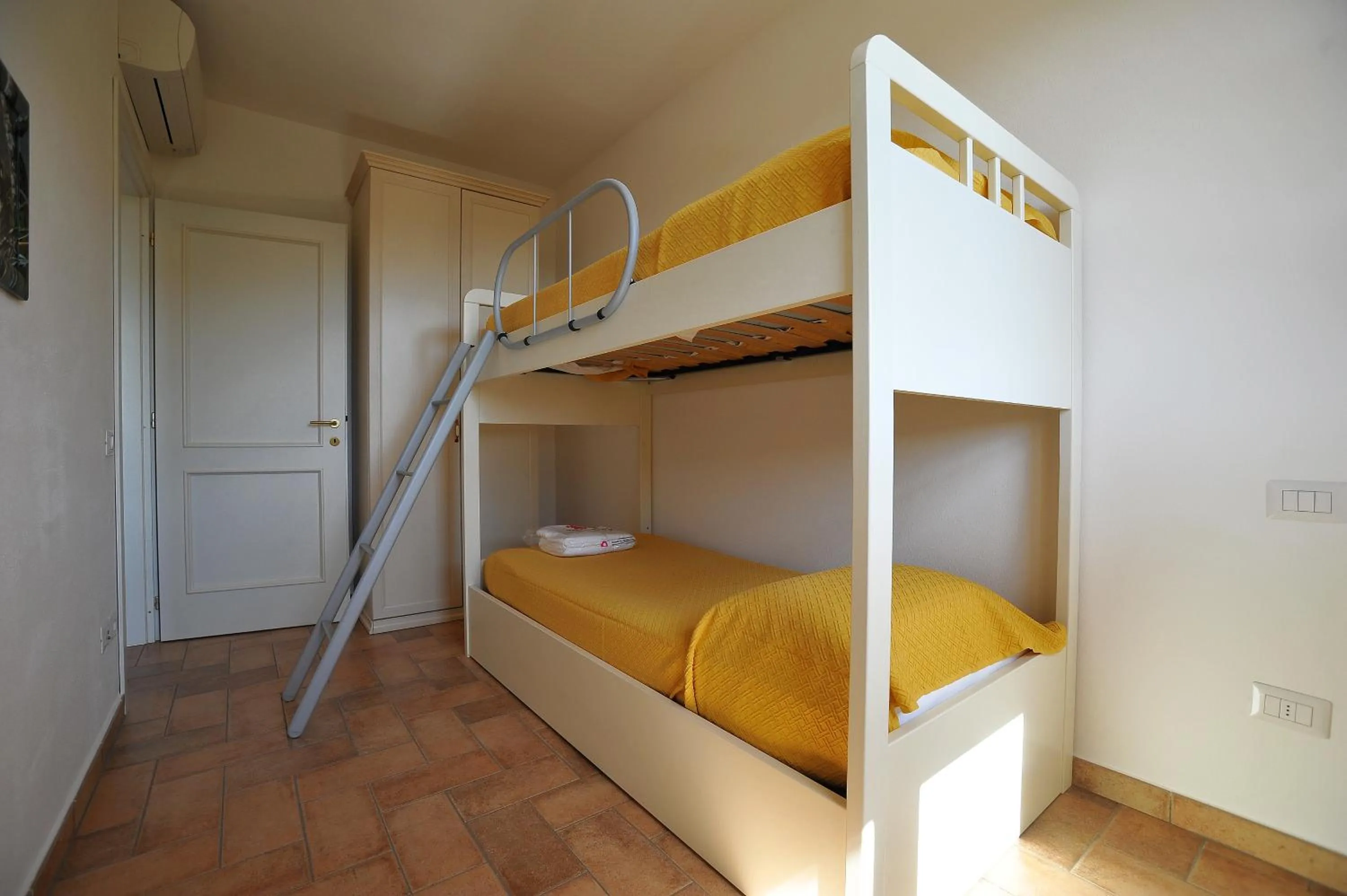 bunk bed, Bed in Borgo Etrusco