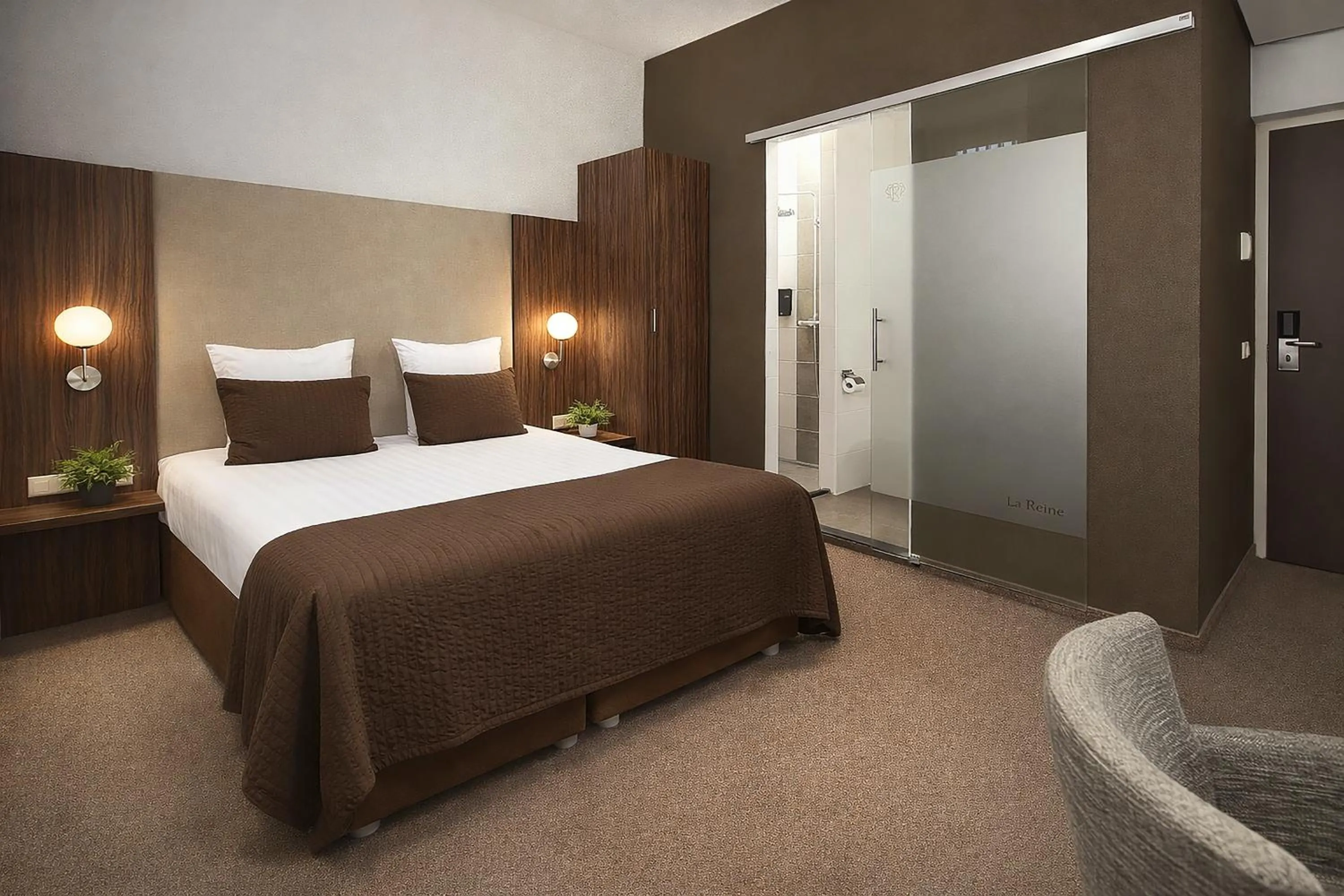 Bedroom, Bed in Hotel La Reine