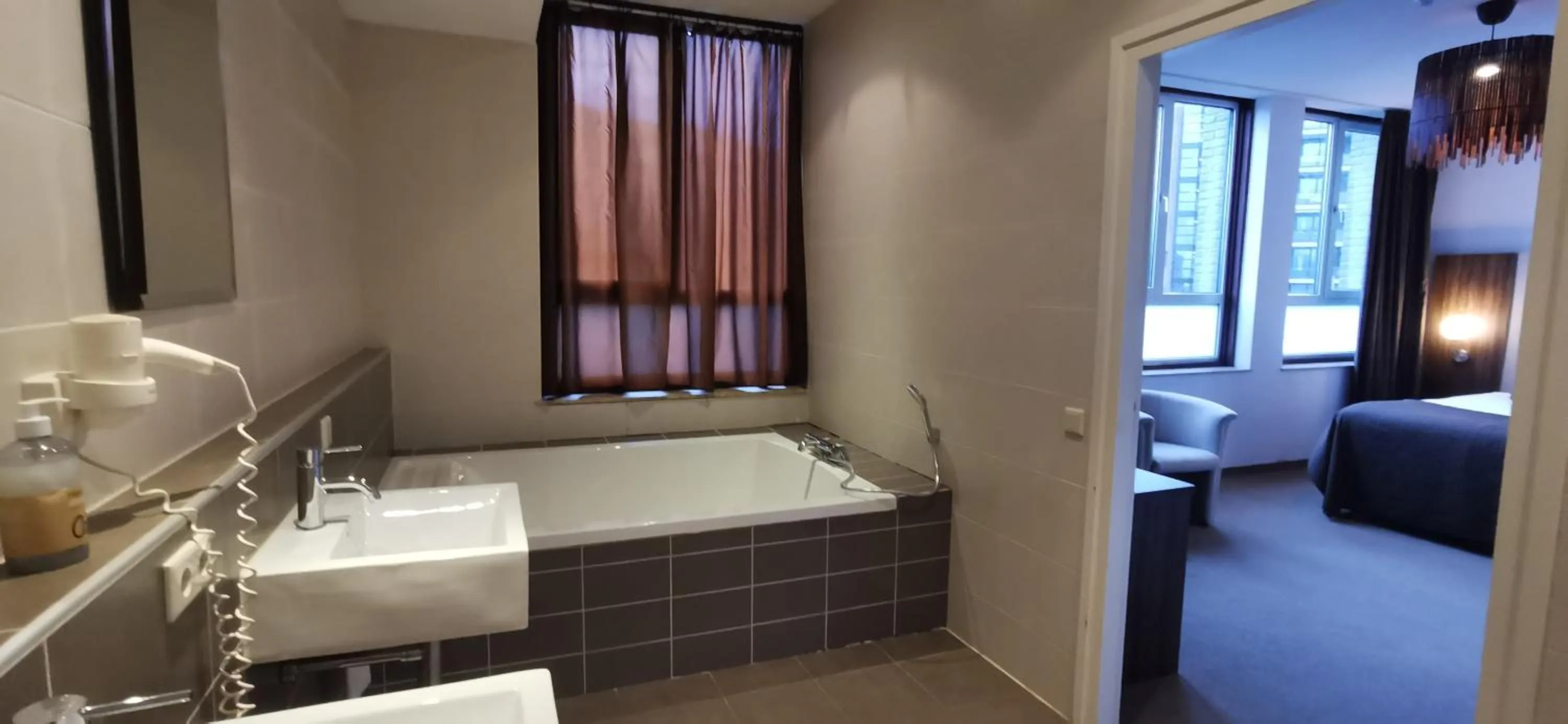 Bathroom, Bed in Hotel La Reine