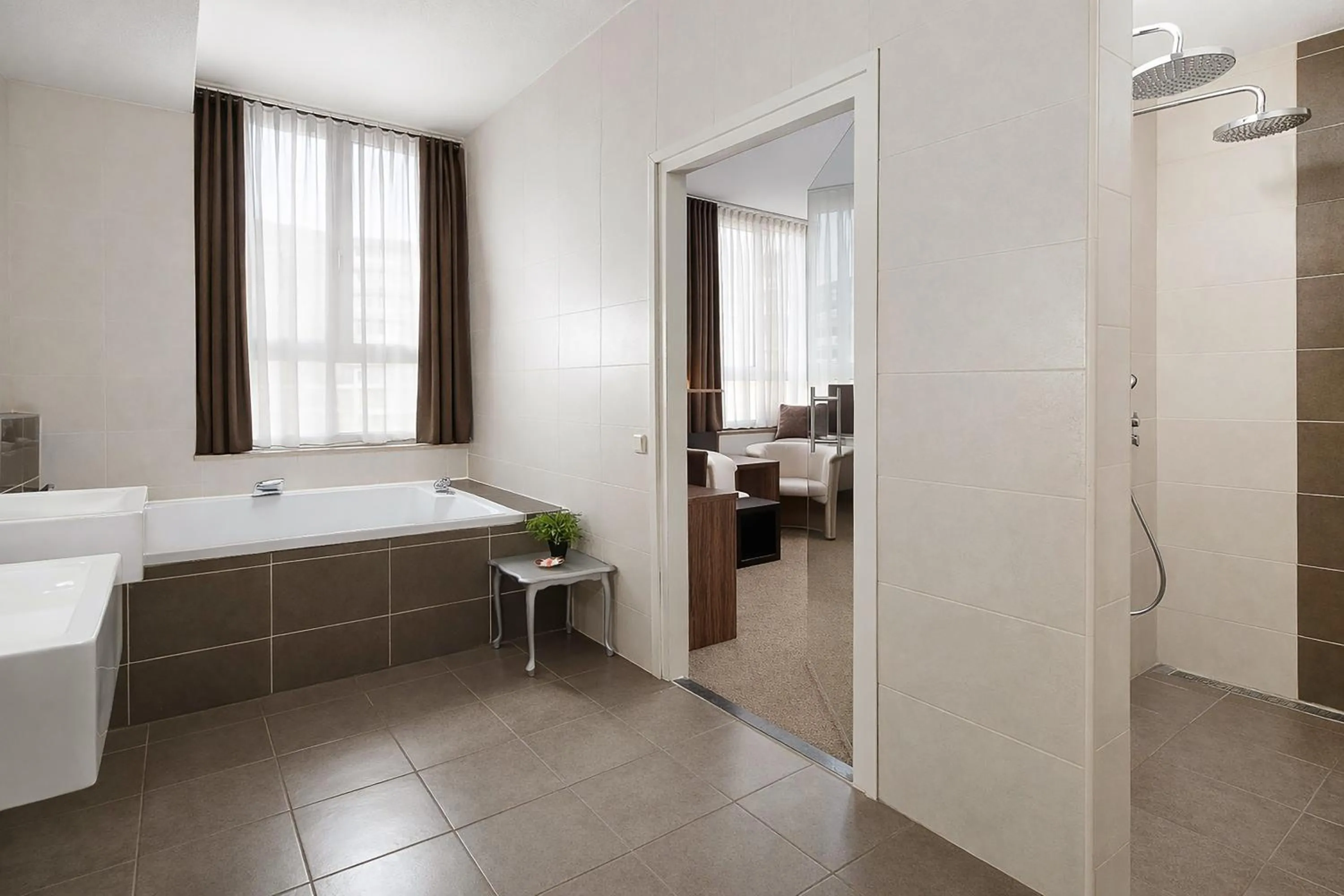 Bathroom, Bed in Hotel La Reine