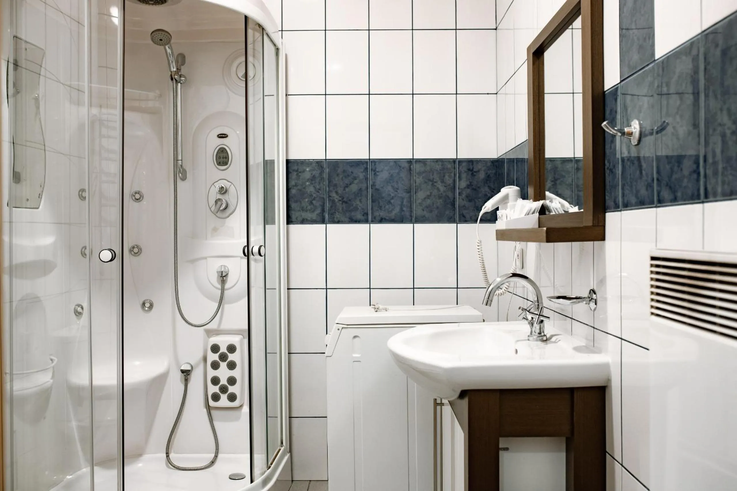 Shower in ZimaSnow Ski & Spa Club